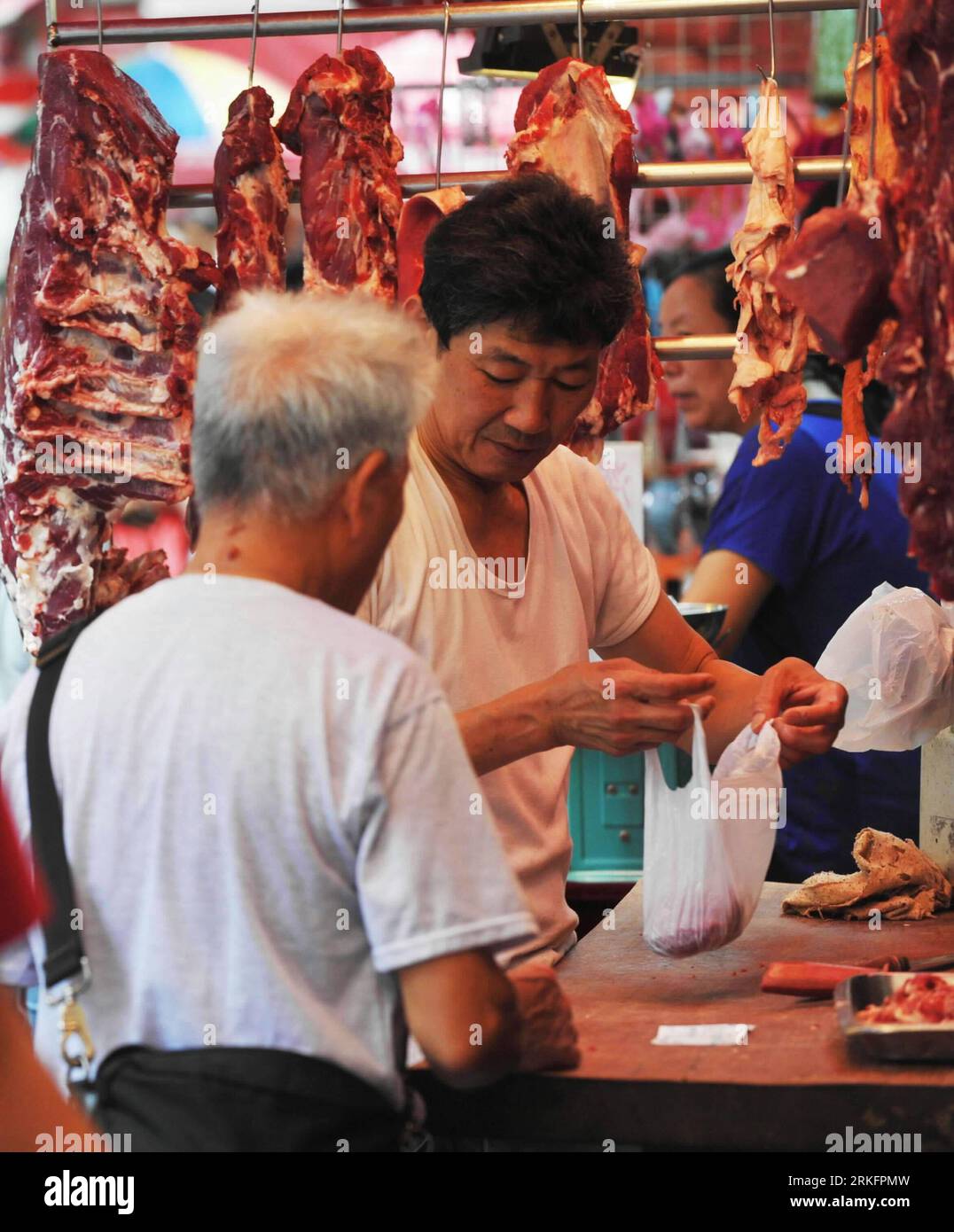 Bildnummer : 55447446 Datum : 11.06.2011 Copyright : imago/Xinhua (110611) -- HONG KONG, 11 juin 2011 (Xinhua) -- Un négociant vend du bœuf à un consommateur sur un marché de Hong Kong, dans le sud de la Chine, le 11 juin 2011. Ng Fung Hong Limited, le seul agent responsable du transport du bétail et de la viande congelée du continent chinois à Hong Kong, a annoncé vendredi une hausse des prix commerciaux de 3,29 pour cent et 2,89 pour cent respectivement pour la race fine de bovins et les bovins gras. Le prix de détail du porc à Hong Kong a augmenté de 15 pour cent depuis avril. (Xinhua/Huang Xiaoyong) (mcg) CHINE-HONG KONG-BOEUF ET PORC PRIX-RIS Banque D'Images