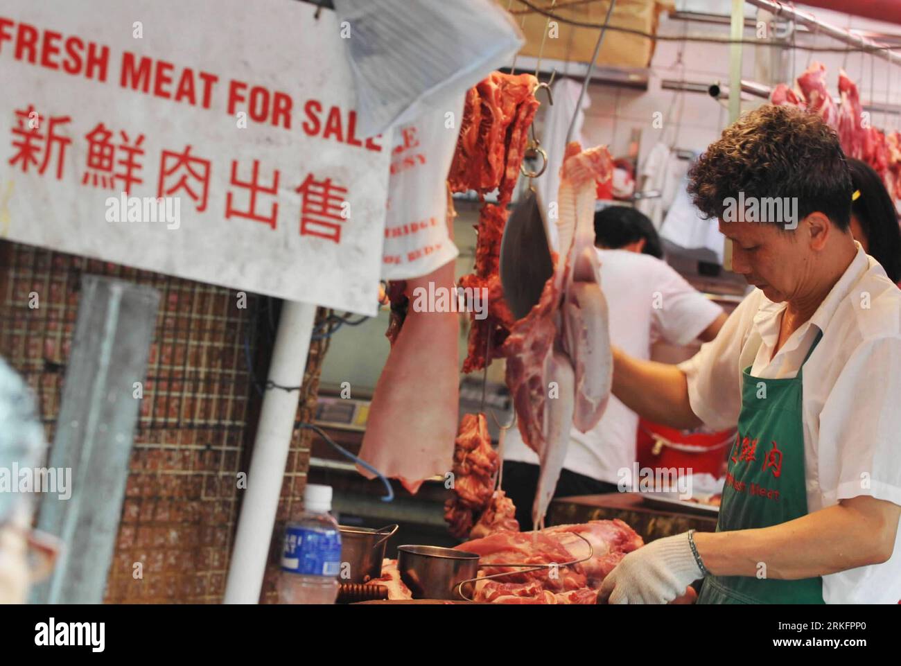 Bildnummer : 55447448 Datum : 11.06.2011 Copyright : imago/Xinhua (110611) -- HONG KONG, 11 juin 2011 (Xinhua) -- Un commerçant coupe du porc pour le consommateur sur un marché de Hong Kong, dans le sud de la Chine, le 11 juin 2011. Ng Fung Hong Limited, le seul agent responsable du transport du bétail et de la viande congelée du continent chinois à Hong Kong, a annoncé vendredi une hausse des prix commerciaux de 3,29 pour cent et 2,89 pour cent respectivement pour la race fine de bovins et les bovins gras. Le prix de détail du porc à Hong Kong a augmenté de 15 pour cent depuis avril. (Xinhua/Huang Xiaoyong) (mcg) CHINE-HONG KONG-BŒUF ET HAUSSE DES PRIX DU PORC Banque D'Images