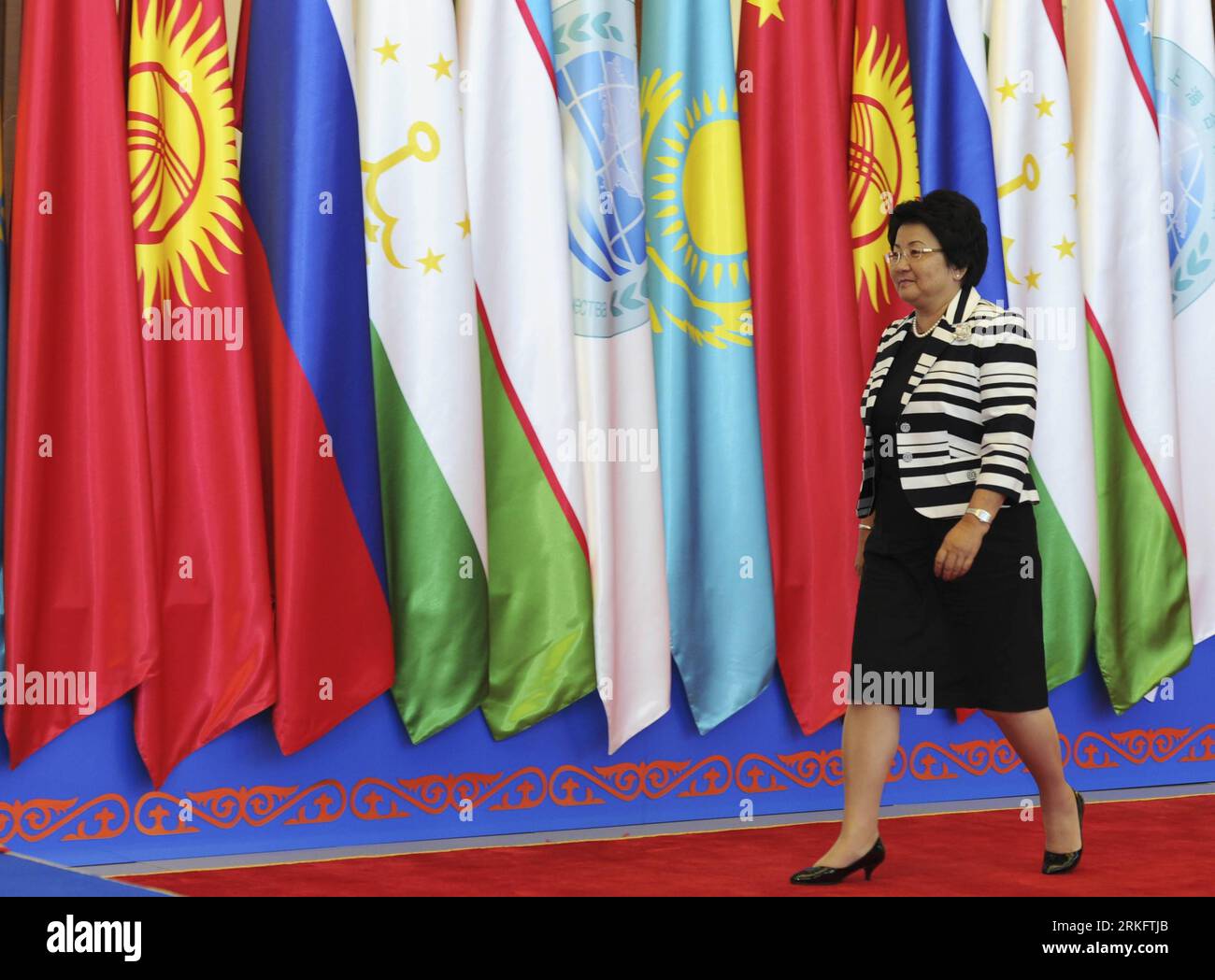 Bildnummer : 55456464 Datum : 15.06.2011 Copyright : imago/Xinhua (110615) -- ASTANA, 15 juin 2011 (Xinhua) -- le président du Kirghizistan Roza Otunbayeva arrive pour le sommet de l'OCS à Astana, capitale du Kazakhstan, le 15 juin 2011. Les dirigeants des États membres de l Organisation de Shanghai pour la coopération (OCS) se sont réunis mercredi à Astana, capitale du Kazakhstan, pour célébrer le 10e anniversaire de l Organisation et formuler les missions de l OCS pour la prochaine décennie. (Xinhua/Sadat) (zcc) SOMMET KAZAKHSTAN-ASTANA-SCO PUBLICATIONxNOTxINxCHN People Politik Gipfel x0x xsk 2011 quer premiumd Bildnummer 55456464 D. Banque D'Images