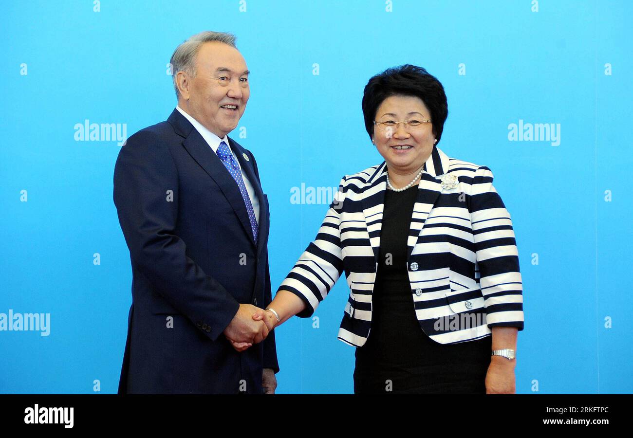 Bildnummer : 55456470 Datum : 15.06.2011 Copyright : imago/Xinhua (110615) -- ASTANA, 15 juin 2011 (Xinhua) -- le président du Kazakhstan Nursultan Nazarbayev (G) serre la main du président du Kirghizistan Roza Otunbayeva à Astana, capitale du Kazakhstan, le 15 juin 2011. Les dirigeants des États membres de l Organisation de Shanghai pour la coopération (OCS) se sont réunis mercredi à Astana, capitale du Kazakhstan, pour célébrer le 10e anniversaire de l Organisation et formuler les missions de l OCS pour la prochaine décennie. (Xinhua/Sadat) (zcc) SOMMET KAZAKHSTAN-ASTANA-OCS PUBLICATIONxNOTxINxCHN People Politik Gipfel x0x xsk 2011 qu Banque D'Images