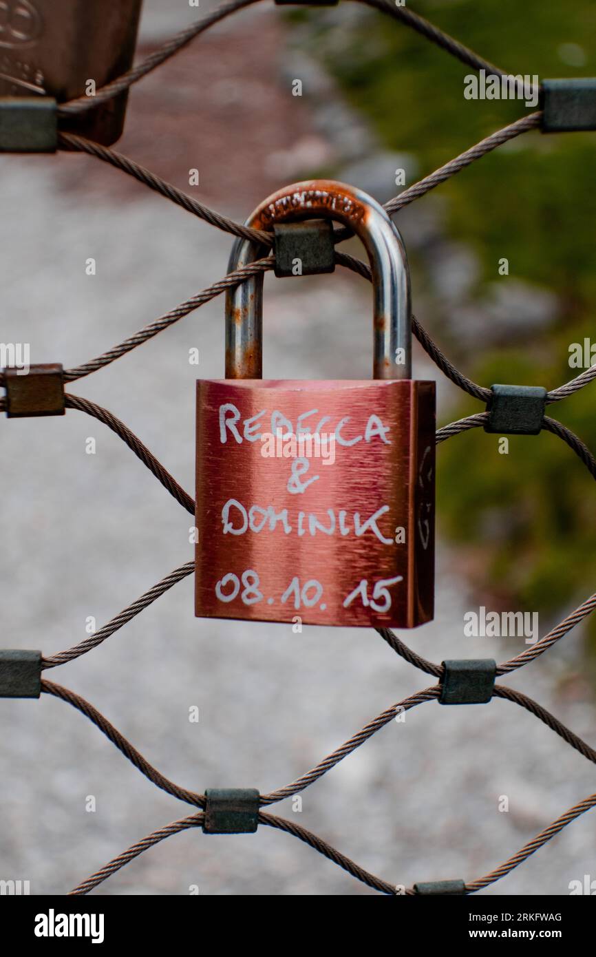 Une clôture métallique avec une serrure fixée à elle avec une écriture dessus Banque D'Images