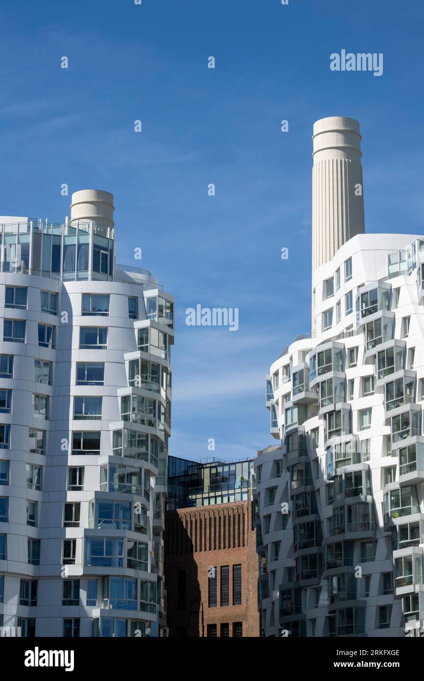 Prospect place avec les cheminées de Battersea Power Station en arrière-plan. Le Prospect place, conçu par Gehry Partners, fait partie d’un rouge plus large Banque D'Images