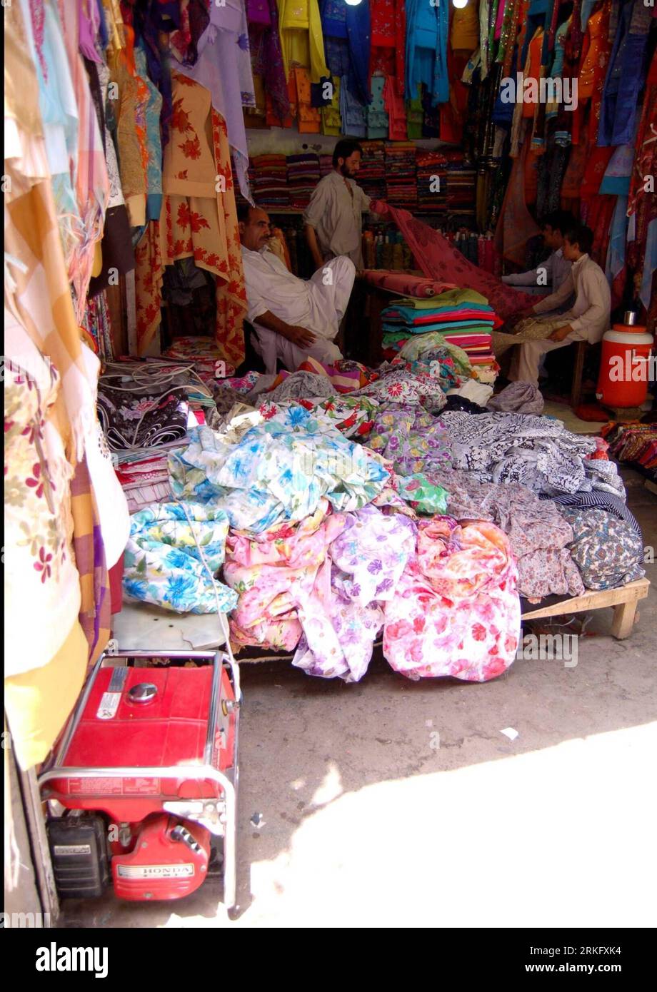 Bildnummer : 55470422 Datum : 17.06.2011 Copyright : imago/Xinhua (110617) -- PESHAWAR, 17 juin 2011 (Xinhua) -- Un homme d'affaires utilise un générateur électrique pour éclairer pendant la coupure de courant dans le nord-ouest du Pakistan Peshawar le 17 juin 2011. Un porte-parole de la Pakistan Electric Power Company (PEPCO) a déclaré que la demande d'électricité dans le pays dépasse l'offre de 4 000 mégawatts. (Xinhua photo/Saeed Ahmad) (lyx) PAKISTAN-PÉNURIE D'ÉLECTRICITÉ PUBLICATIONxNOTxINxCHN Gesellschaft xub 2011 hoch o0 Arbeitswelten Geschäft Tuch Stoff Tuchhändler Stoffhändler Bildnummer 55470422 Date Banque D'Images