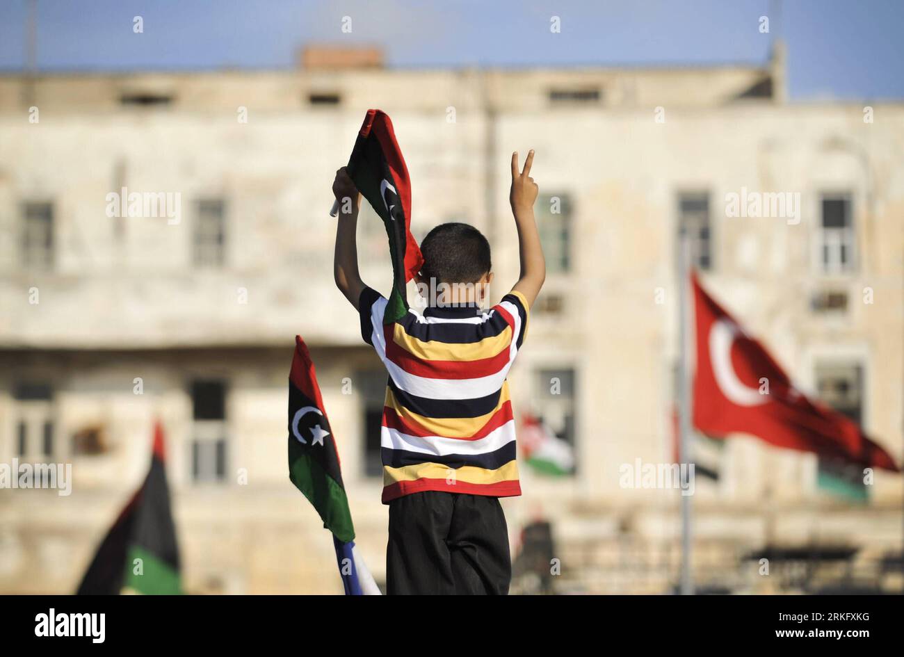 Bildnummer : 55470429 Datum : 16.06.2011 Copyright : imago/Xinhua (110617) -- BANGHAZI, 17 juin 2011 (Xinhua) -- Un garçon montre un signe de victoire sur la place de la Révolution à Banghazi, Libye, le 16 juin 2011. (Xinhua/Dai Xuming) (yc) LIBYA-BANGHAZI-REVOLUTION SQUARE PUBLICATIONxNOTxINxCHN Gesellschaft xub 2011 quer premiumd o0 Kind Junge Bildnummer 55470429 Date 16 06 2011 Copyright Imago XINHUA Benghazi juin 17 2011 XINHUA un garçon montre un signe de victoire SUR la place de la Révolution à Benghazi Libye juin 16 2011 XINHUA Dai Libya place de la Révolution PUBLICATIONxNOxNOxN société 2011 horiz Banque D'Images