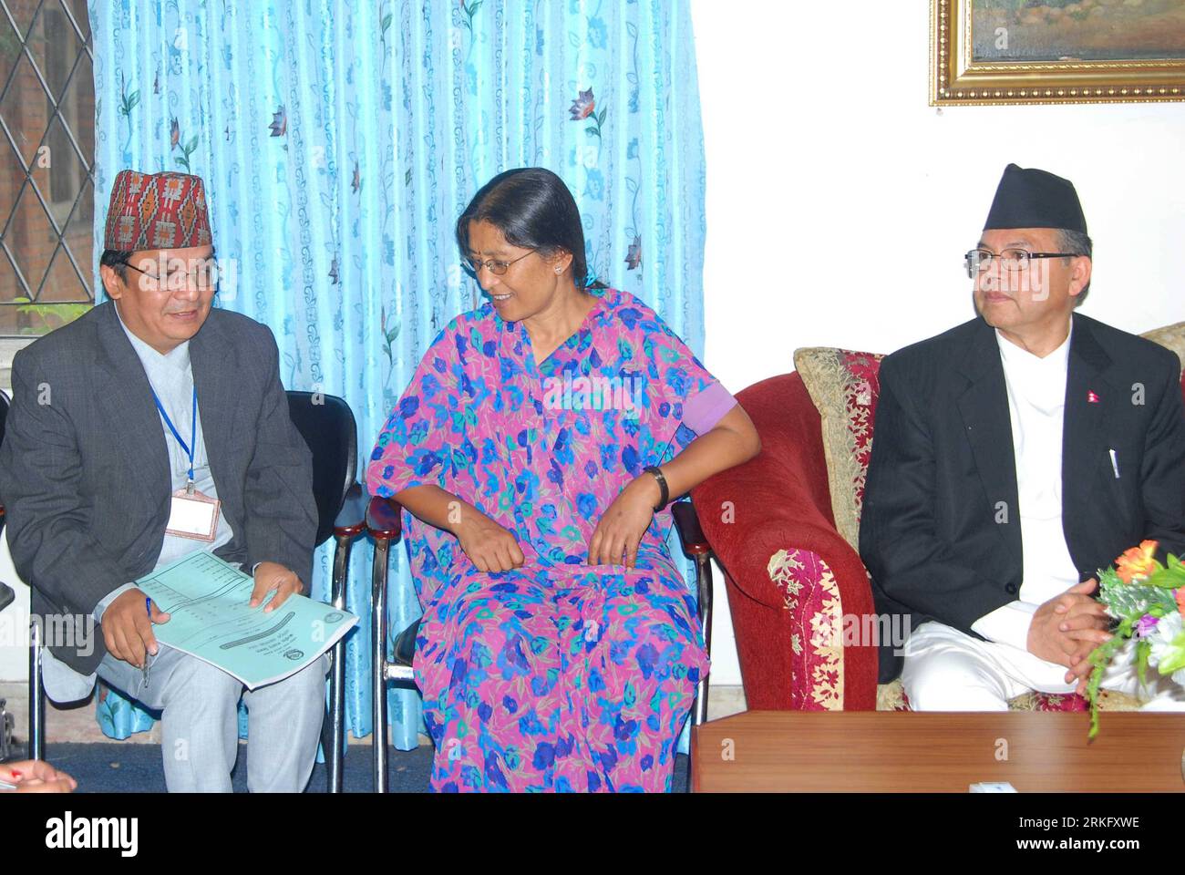 Bildnummer : 55470559 Datum : 17.06.2011 Copyright : imago/Xinhua (110617) -- KATMANDOU, 17 juin 2011 (Xinhua) -- le Premier ministre népalais Jhala Nath Khanal (à droite) prouve des informations sur sa famille à un fonctionnaire du Bureau central des statistiques pour le 11e recensement national de la population et du logement à sa résidence officielle à Baluwatar à Katmandou, capitale du Népal, le 17 juin 2011. Le recensement national commence officiellement au Népal à partir de juin 17. (Xinhua/Niraj Sapkota) (lyx) NÉPAL-RECENSEMENT NATIONAL-DÉBUT PUBLICATIONxNOTxINxCHN Politik People x0x xub 2011 quer premiumd Bildnummer 55470559 Date 17 06 2 Banque D'Images