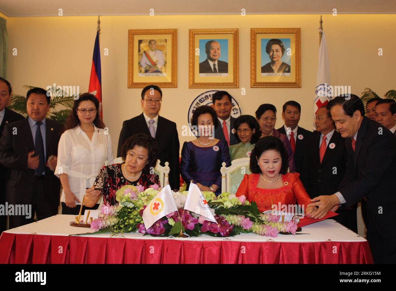 Bildnummer : 55530208 Datum : 21.06.2011 Copyright : imago/Xinhua (110621) -- PHNOM PENH, 21 juin 2011 (Xinhua) -- Hao Linna (à gauche, front), vice-président de la Société de la Croix-Rouge chinoise (RCSC), et Bun Rany (à droite, front), épouse du Premier ministre cambodgien Hun Sen, assistent à la cérémonie de signature à Phnom Penh, Cambodge, le 21 juin 2011. La Croix-Rouge cambodgienne (CRC) et la Société de la Croix-Rouge chinoise (RCSC) ont renouvelé mardi un autre accord de coopération quinquennal de 2011 à 2015, visant à fournir une assistance mutuelle dans les activités humanitaires. (Xinhua) (jl) COOPÉRATION CROISÉE CAMBODGE-CHINE-ROUGE PUBLICATIONxNOTxIN Banque D'Images