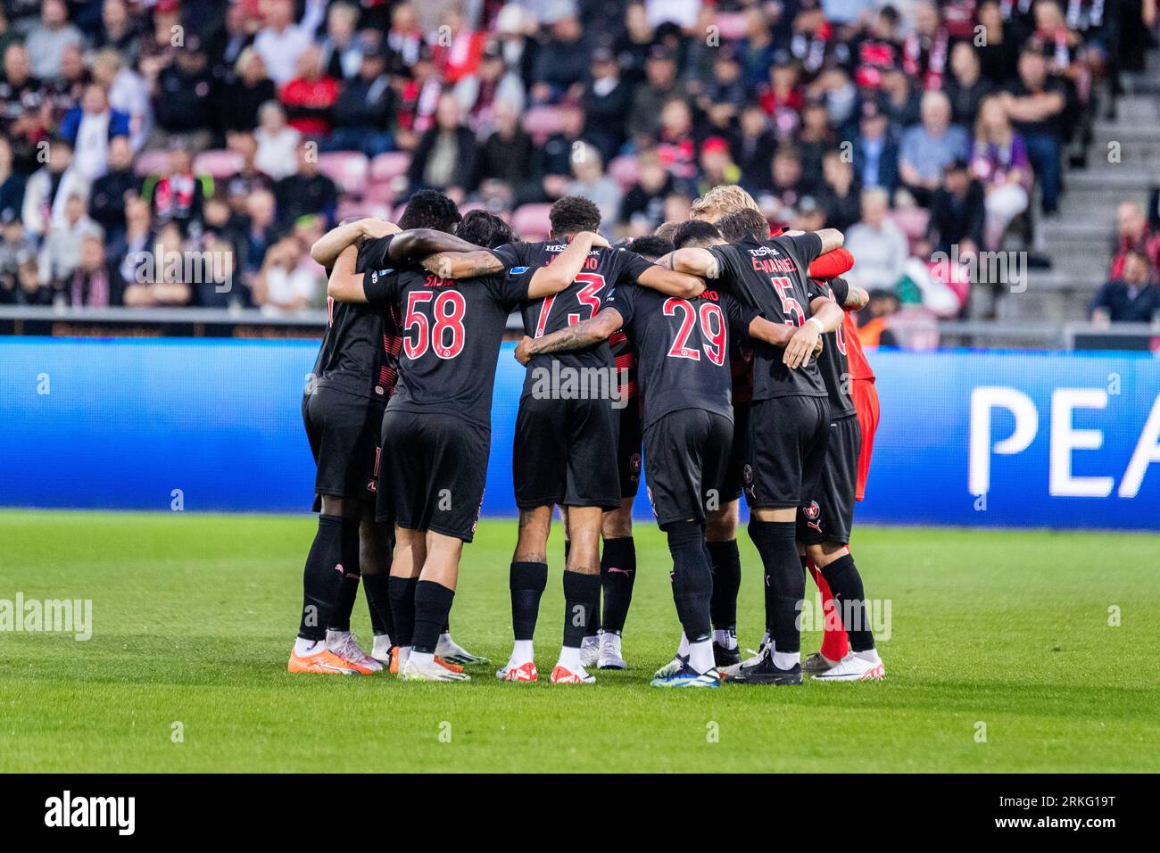 Herning, Danemark. 24 août 2023. Les joueurs du FC Midtjylland s'unissent dans un caucus lors du match de qualification de l'UEFA Conference League entre le FC Midtjylland et Legia Warszawa au MCH Arena de Herning. (Crédit photo : Gonzales photo/Alamy Live News Banque D'Images