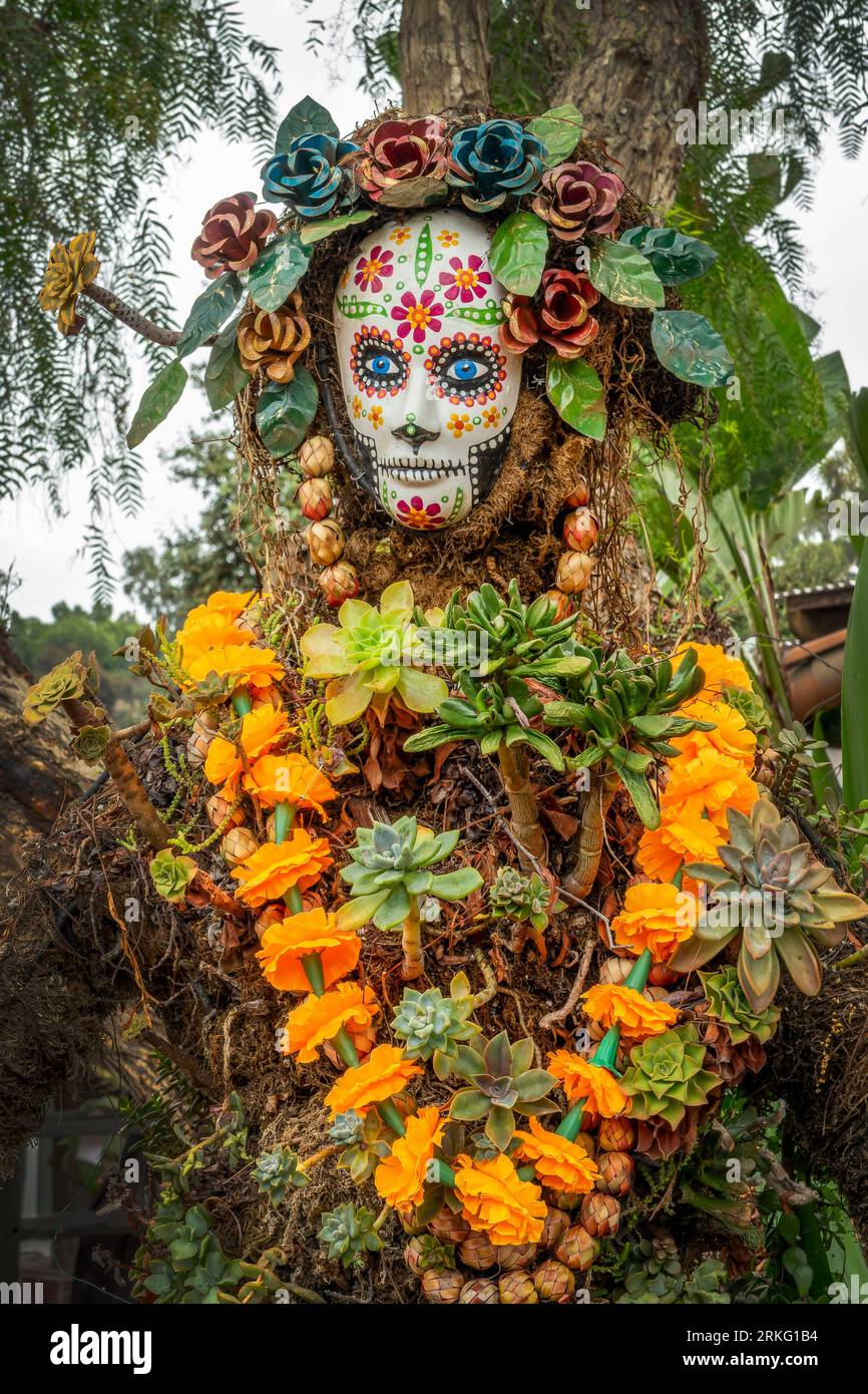 Dia de los Muertos (jour des morts) ornement dans un arbre, esprit forêt, décor Halloween, vacances traditionnelles mexicaines Banque D'Images