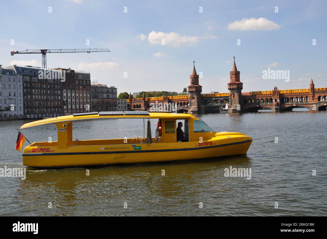 Berlin, Allemagne. 24 août 2023. Vue d'un navire solaire Deutsche Post DHL alimenté électriquement sur la Spree, Berlin, Allemagne, 24 août 2023. Deutsche Post DHL Group va poursuivre le développement du transport de colis par eau à Berlin. Crédit : Zapotocky Ales/CTK photo/Alamy Live News Banque D'Images