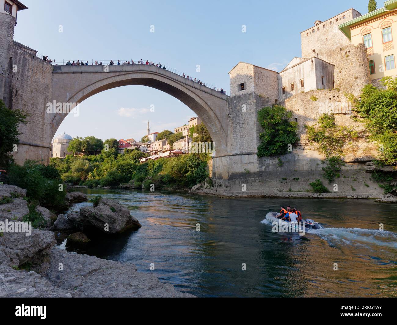 Bateaux rapides sur la rivière Neretva avec des touristes sur Stari Most (vieux pont) à Mostar, Bosnie-Herzégovine, 20 août 2023. Banque D'Images
