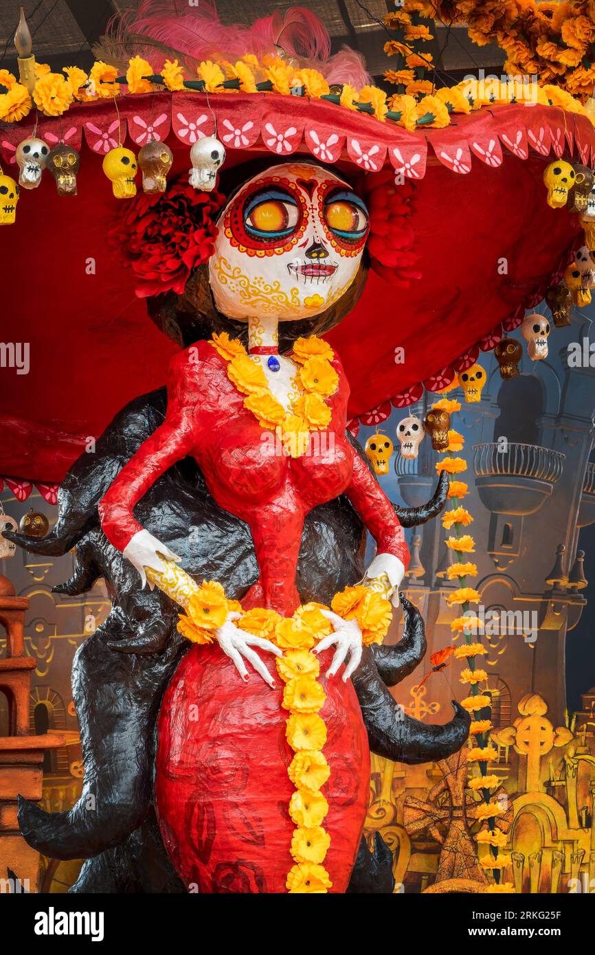 Dia de los Muertos (jour des morts) ornement, portrait drôle de femme crâne isolé sur fond blanc, décor Halloween, fête traditionnelle mexicaine Banque D'Images