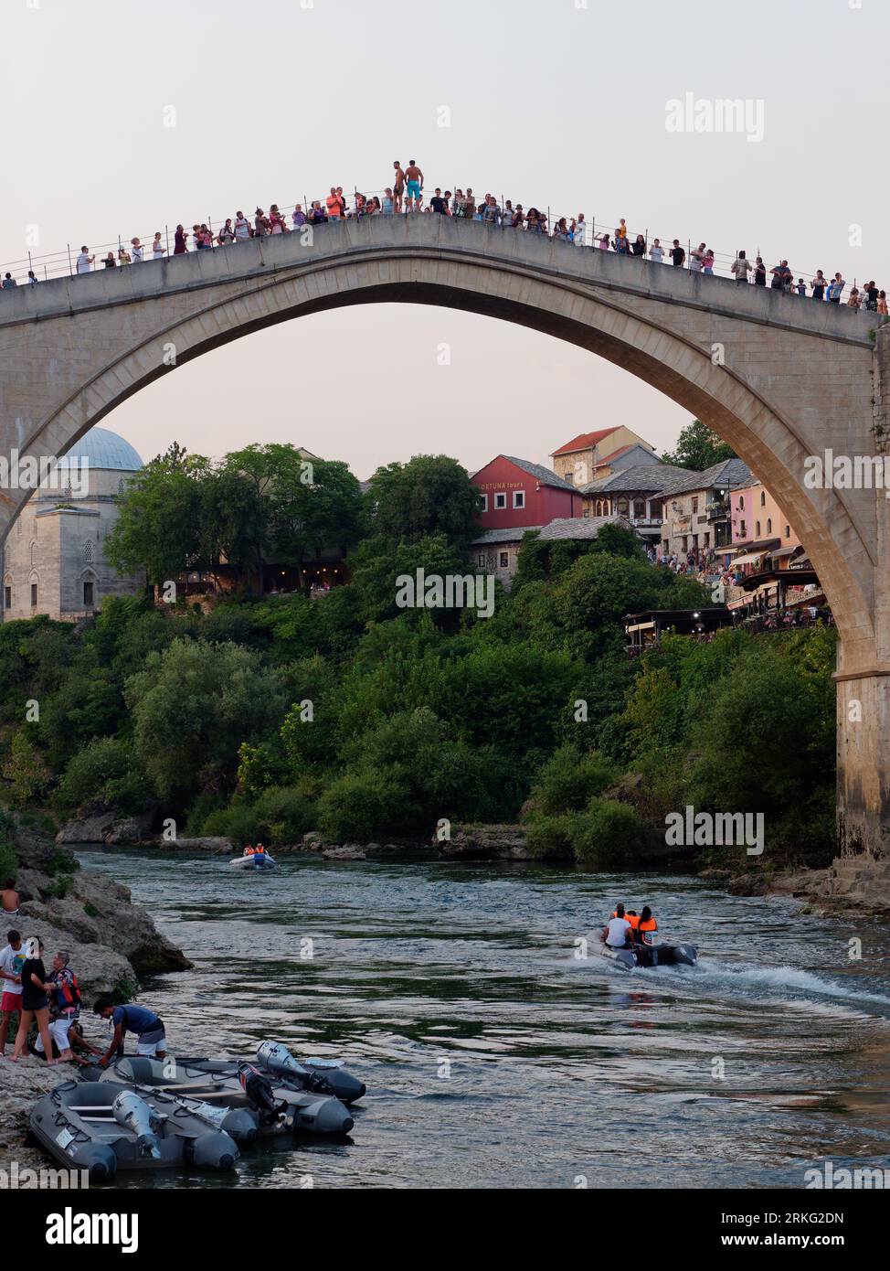 Bateau à moteur/canot sur la rivière Neretva comme les gens visitent depuis Stari Most (vieux pont) dans la ville de Mostar, Bosnie-Herzégovine, 20 août 2023. Banque D'Images