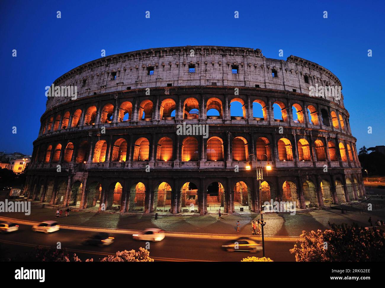 Bildnummer : 55535821 Datum : 22.06.2011 Copyright : imago/Xinhua (110623) -- ROME, 23 juin 2011 (Xinhua) -- photo prise le 22 juin 2011 montre la vue extérieure de l'ancien Colisée à Rome, Italie. Le ministère italien de la Culture a annoncé mercredi que la restauration du Colisée avec une campagne de parrainage de 25 millions d'euros (34 millions USD) financée par le cordonnier de luxe italien Tod s, commencerait cet automne. (Xinhua/Wang Qingqin) (zyw) ITALY-ROME-COLOSSEUM-RESTORATION PUBLICATIONxNOTxINxCHN Reisen Italien Gebäude Restlichtaufnahme Europa ROM xdp x0x 2011 quer Bildnummer 55535821 DAT Banque D'Images
