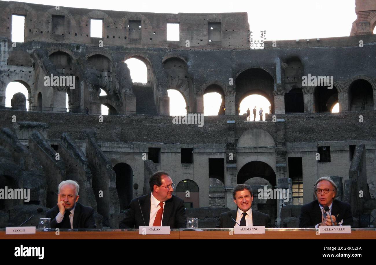 Bildnummer : 55535813 Datum : 22.06.2011 Copyright : imago/Xinhua (110623) -- ROME, 23 juin 2011 (Xinhua) -- le surintendant Archéologique Roberto Cecchi, le ministre italien de la Culture Giancarlo Galan, le maire de Rome Gianni Alemanno et le chef exécutif du cordonnier de luxe Diego Della Valle (de gauche à droite) assistent à une conférence de presse à l'ancien Colisée de Rome, Italie, le 22 juin 2011. Le ministère italien de la Culture a annoncé mercredi que la restauration du Colisée avec une campagne de parrainage de 25 millions d'euros (34 millions USD) financée par le cordonnier de luxe italien Tod s, commencerait cet automne. (Xinhua/Wa Banque D'Images