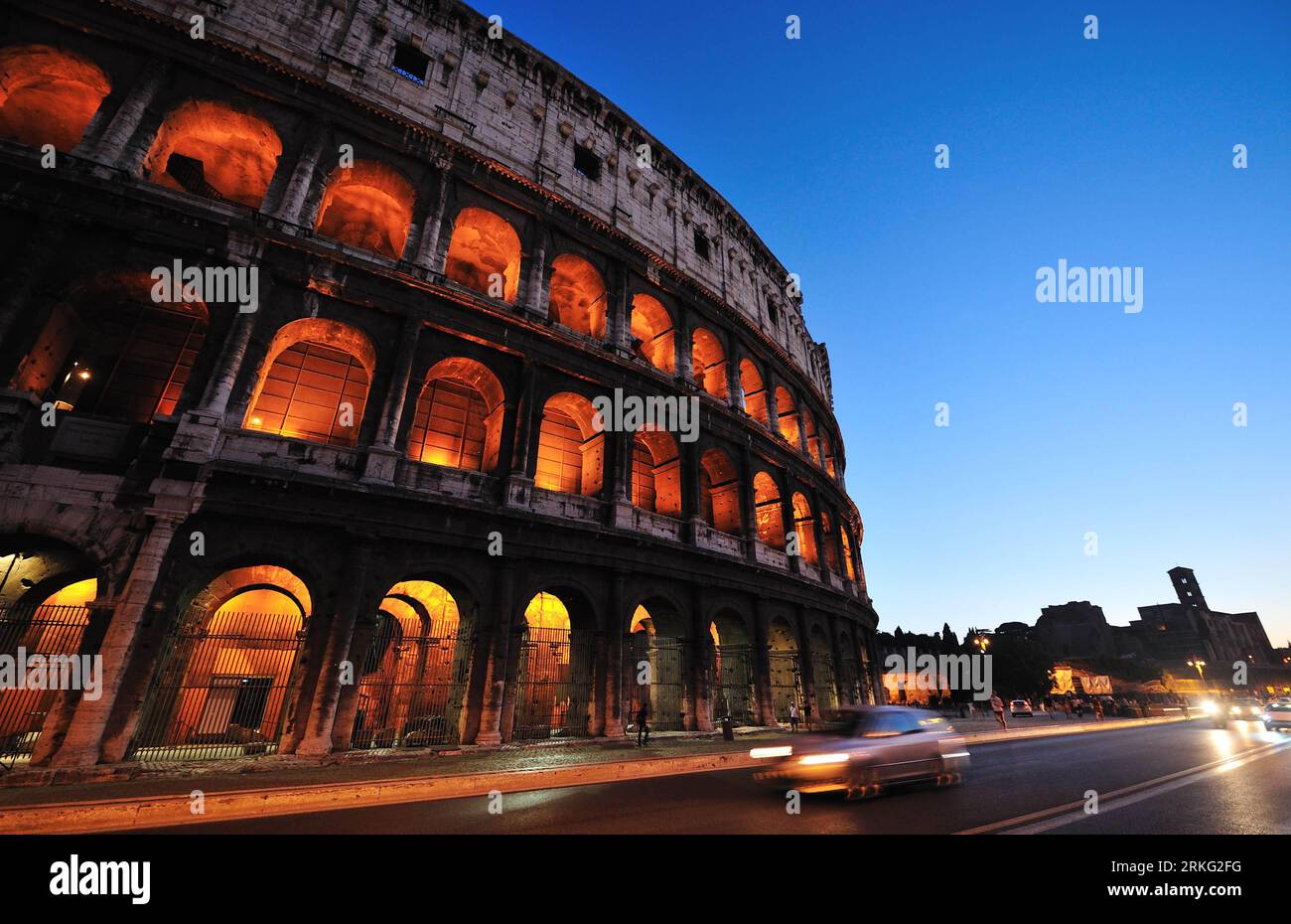 Bildnummer : 55535822 Datum : 22.06.2011 Copyright : imago/Xinhua (110623) -- ROME, 23 juin 2011 (Xinhua) -- photo prise le 22 juin 2011 montre la vue extérieure de l'ancien Colisée à Rome, Italie. Le ministère italien de la Culture a annoncé mercredi que la restauration du Colisée avec une campagne de parrainage de 25 millions d'euros (34 millions USD) financée par le cordonnier de luxe italien Tod s, commencerait cet automne. (Xinhua/Wang Qingqin) (zyw) ITALY-ROME-COLOSSEUM-RESTORATION PUBLICATIONxNOTxINxCHN Reisen Italien Gebäude Restlichtaufnahme Europa ROM xdp x0x 2011 quer Bildnummer 55535822 DAT Banque D'Images