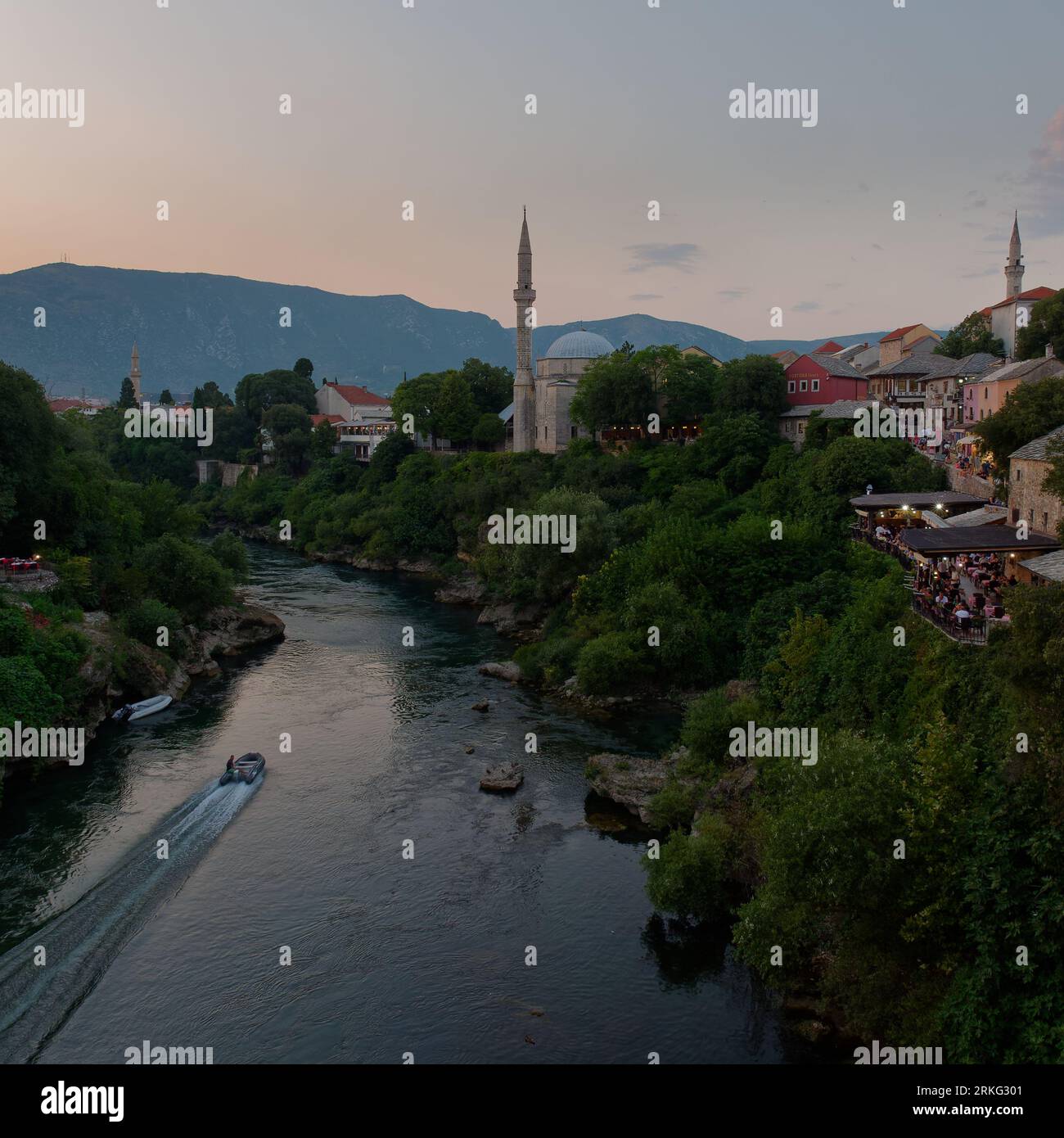 Vieille ville à flanc de colline près de la rivière Neretva avec la mosquée Koski Mehmed Pacha à Mostar un soir d'été, Bosnie-Herzégovine, 20 août 2023. Banque D'Images
