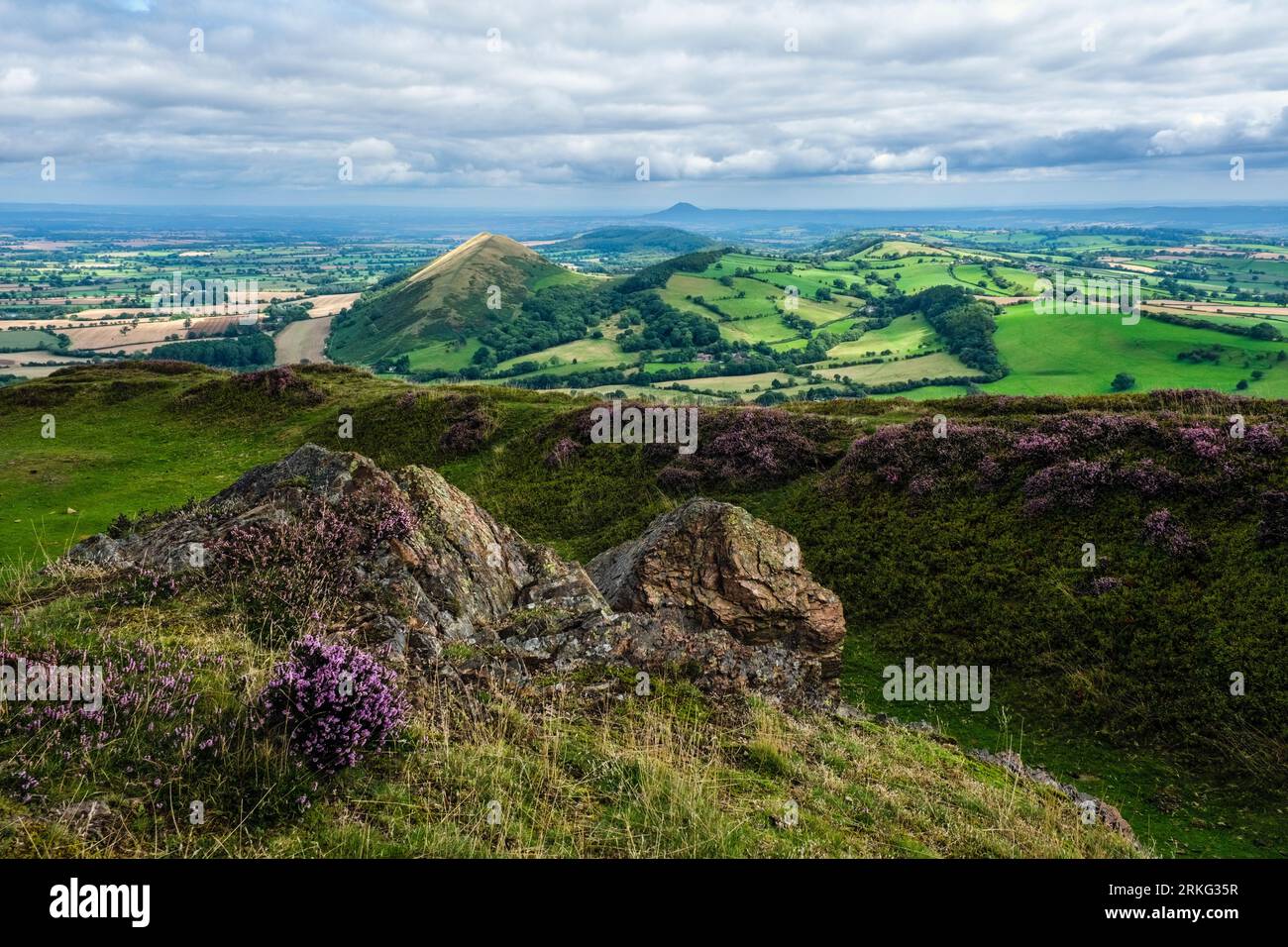 Vue depuis les remparts sur le sommet de Caer Caradoc Hill regardant vers le Lawley et le Wrekin, Shropshire Hills AONB, Shropshire, Angleterre Banque D'Images