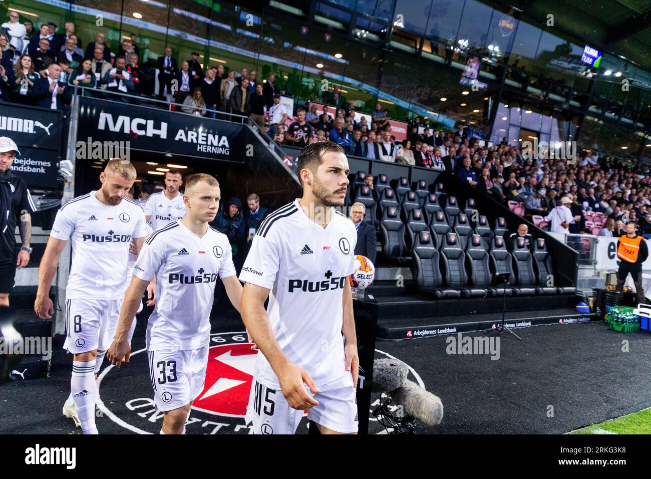 Herning, Danemark. 24 août 2023. Yuri Ribeiro (5), Patryk Kun (33) et Rafal Augustyniak (8) de Legia Warszawa vus lors du match de qualification de l'UEFA Conference League entre le FC Midtjylland et Legia Warszawa au MCH Arena de Herning. (Crédit photo : Gonzales photo/Alamy Live News Banque D'Images