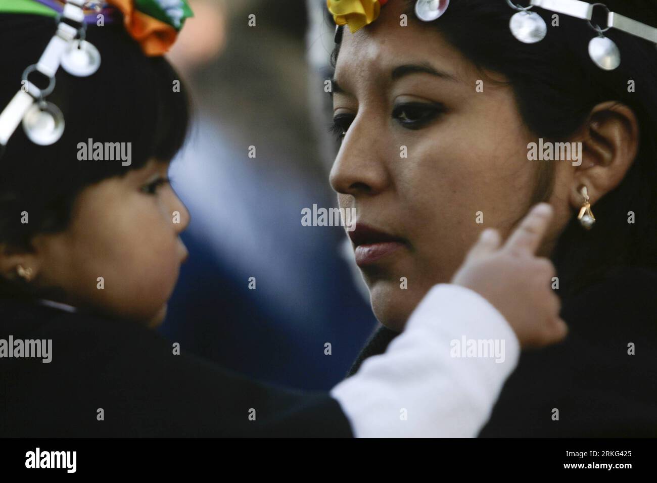 Bildnummer : 55543672 Datum : 25.06.2011 Copyright : imago/Xinhua (110625) -- SANTIAGO, 25 juin 2011 (Xinhua) -- Une femme et sa fille vêtues de vêtements traditionnels d'ethnie Mapuche, participent à un événement pour célébrer la Journée nationale des peuples autochtones, à la maternelle Relmu à Santiago, capitale du Chili, le 24 juin 2011. Relmu Kindergarden est une institution interculturelle où ils apprennent l'espagnol, et Mapudungun, langue maternelle de l'ethnie Mapuche. (Xinhua/Victor Rojas)(jg) CHILI-SANTIAGO-SOCIÉTÉ-JOURNÉE NATIONALE DES PEUPLES AUTOCHTONES PUBLICATIONxNOTxINxCHN x0x Gesellschaft Land Banque D'Images