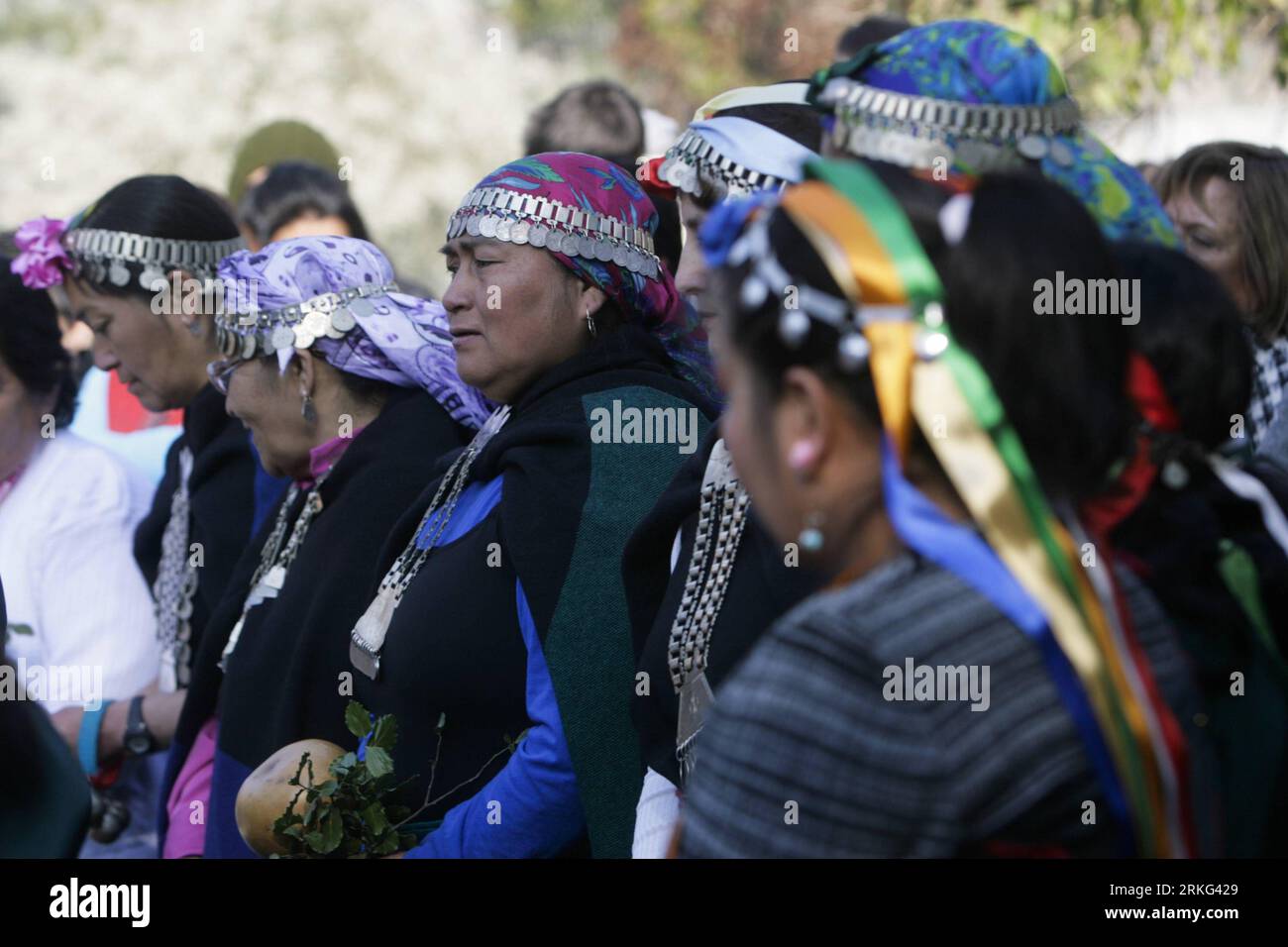 Bildnummer : 55543675 Datum : 25.06.2011 Copyright : imago/Xinhua (110625) -- SANTIAGO, 25 juin 2011 (Xinhua) -- des membres de la communauté mapuche participent à un événement pour célébrer la Journée nationale des peuples autochtones, au jardin d'enfants Relmu à Santiago, capitale du Chili, le 24 juin 2011. Relmu Kindergarden est une institution interculturelle où ils apprennent l'espagnol, et Mapudungun, langue maternelle de l'ethnie Mapuche. (Xinhua/Victor Rojas)(jg) CHILI-SANTIAGO-SOCIÉTÉ-JOURNÉE NATIONALE DES PEUPLES AUTOCHTONES PUBLICATIONxNOTxINxCHN x0x Gesellschaft Land leute Personen indogene Bevölkerung Tradition xng 201 Banque D'Images