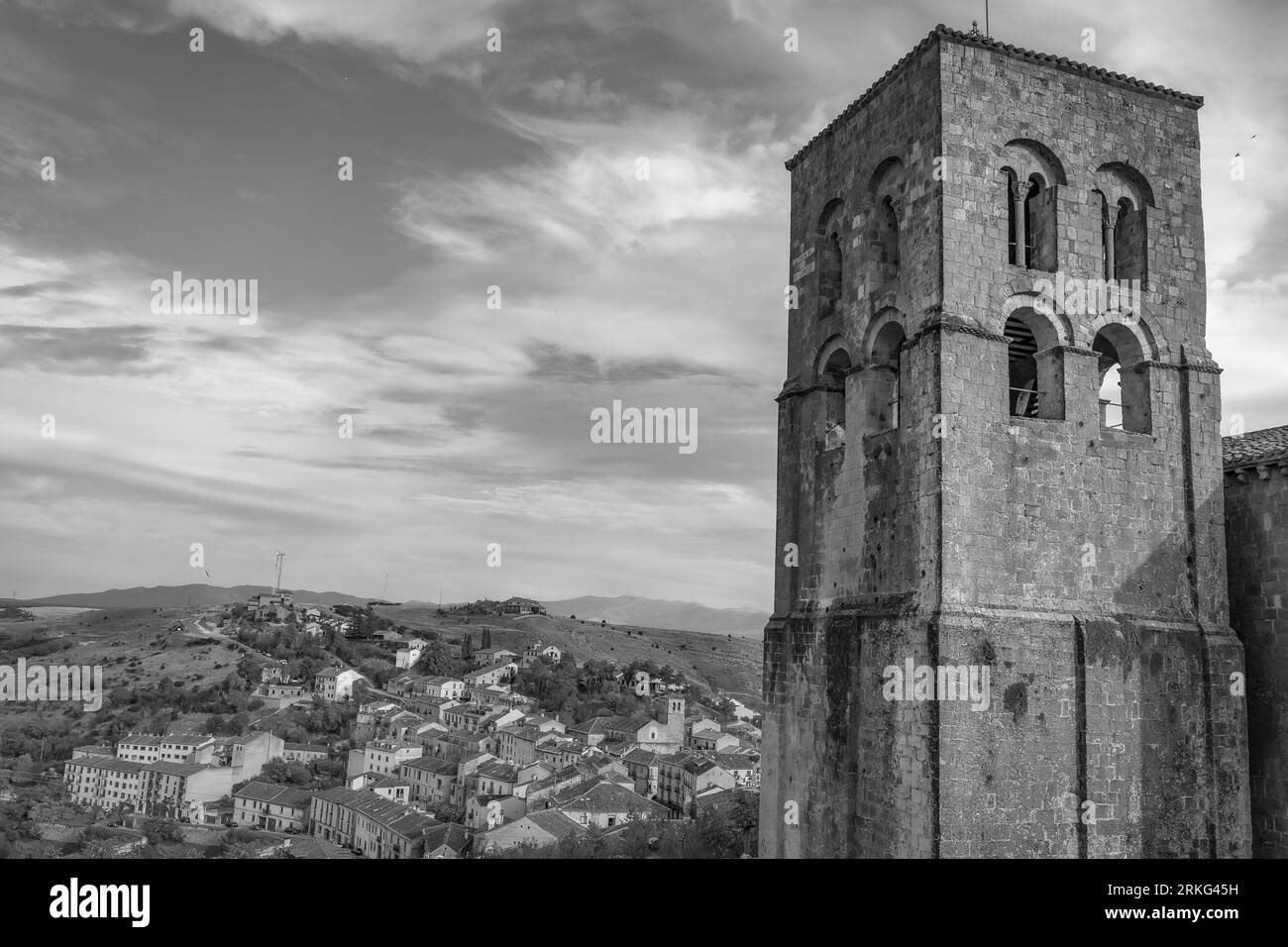Église Sepulveda de San Salvador au premier plan et le village médiéval en arrière-plan. Photographie prise en noir et blanc. Espagne Banque D'Images