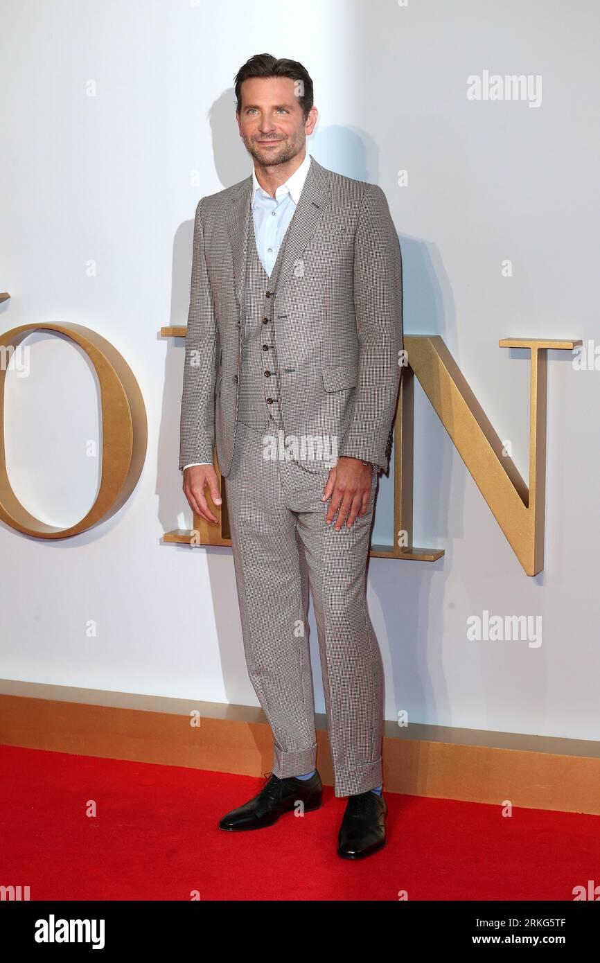 Bradley Cooper assiste à la première britannique de « A Star is Born » qui se tient au vue West End à Londres. Banque D'Images