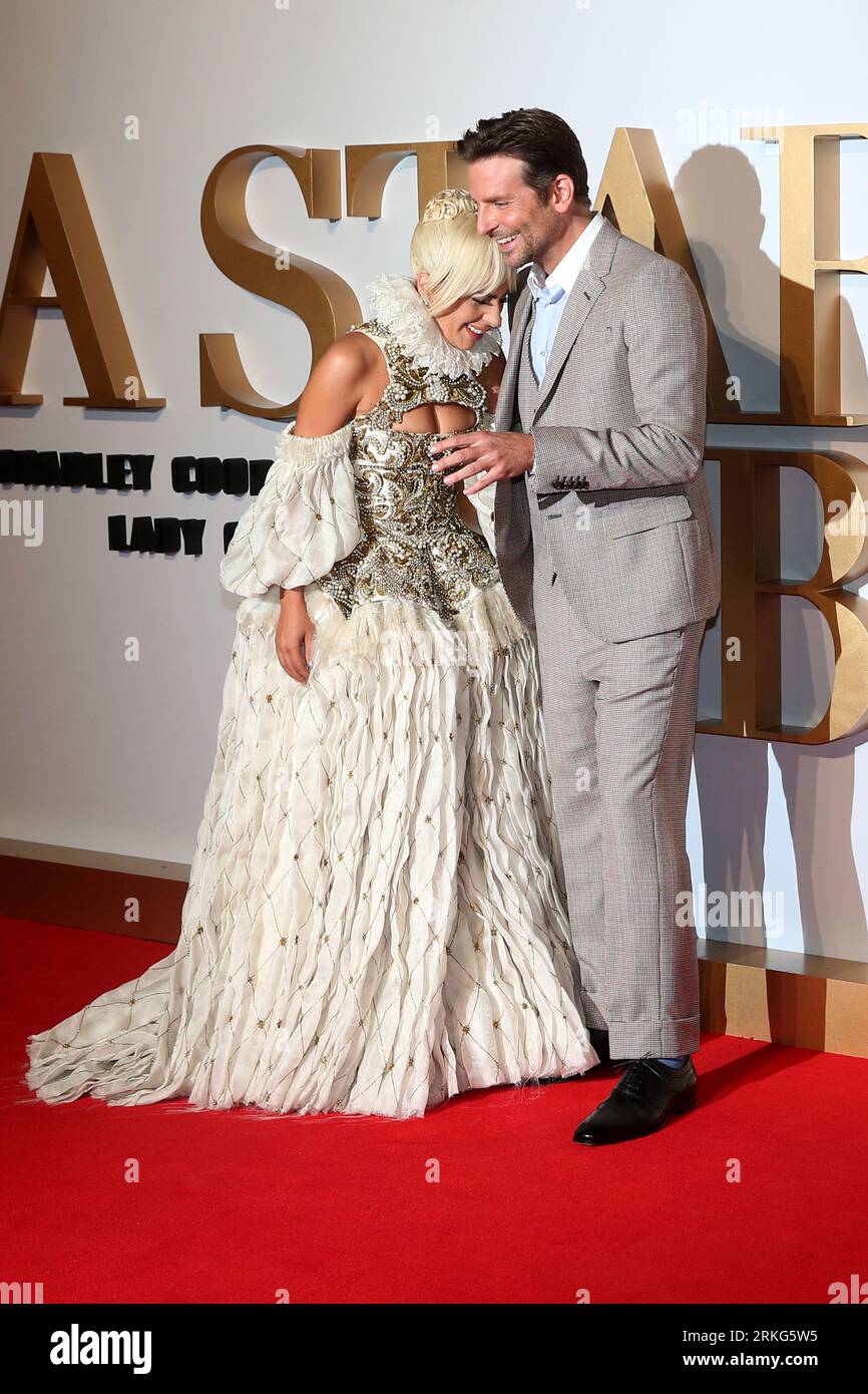 Lady Gaga et Bradley Cooper assistent à la première britannique de 'A Star is Born' qui se tient au vue West End à Londres. Banque D'Images