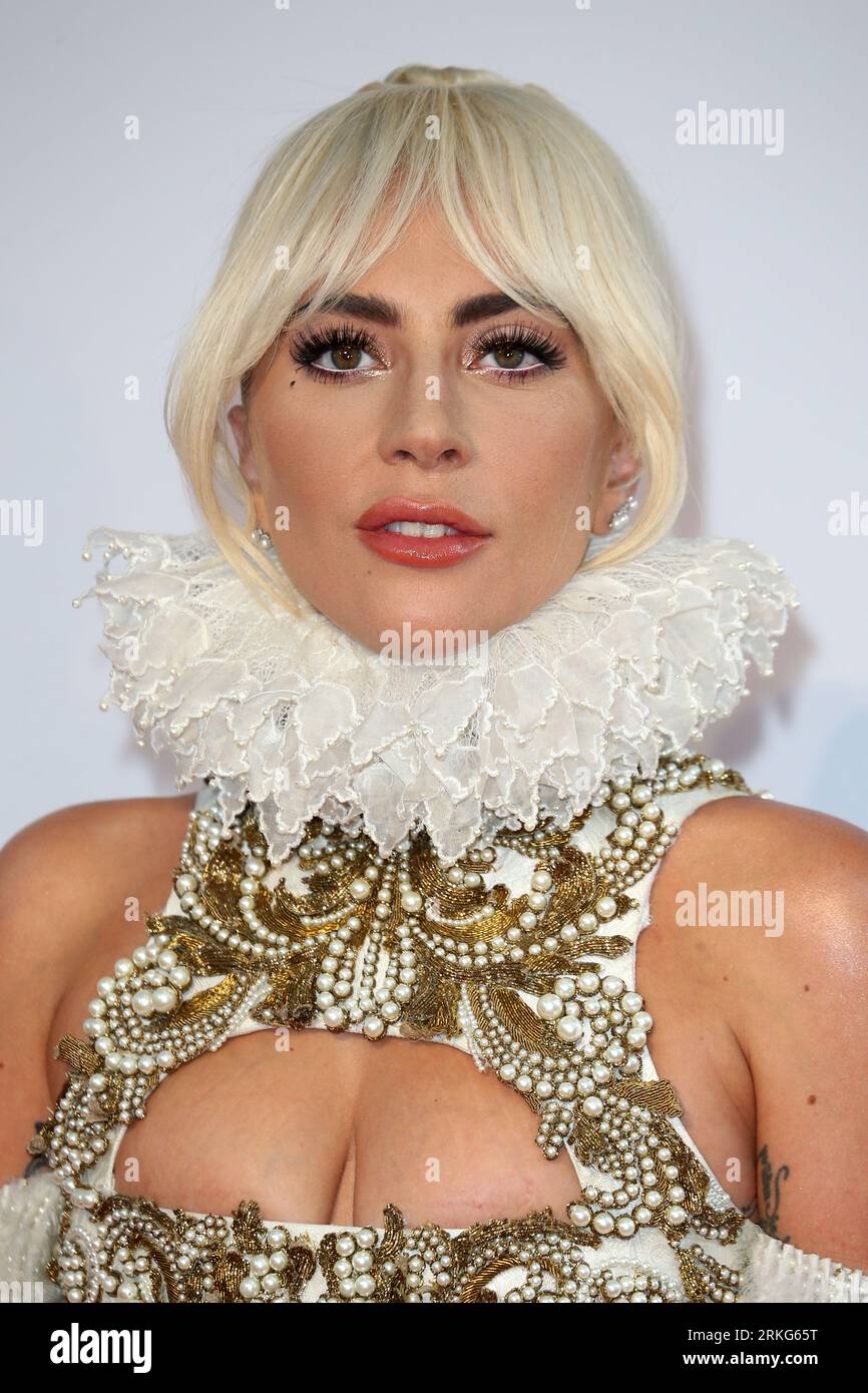Lady Gaga assiste à la première britannique de « A Star is Born » qui se tient au vue West End à Londres. Banque D'Images