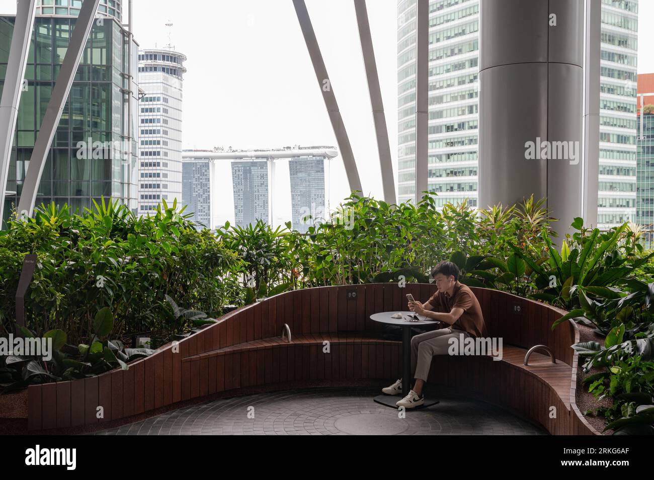 01.08.2023, Singapour, République de Singapour, Asie - Visiteur sur l'un des quatre niveaux au jardin vertical Green Oasis du nouveau gratte-ciel CapitaSpring. Banque D'Images