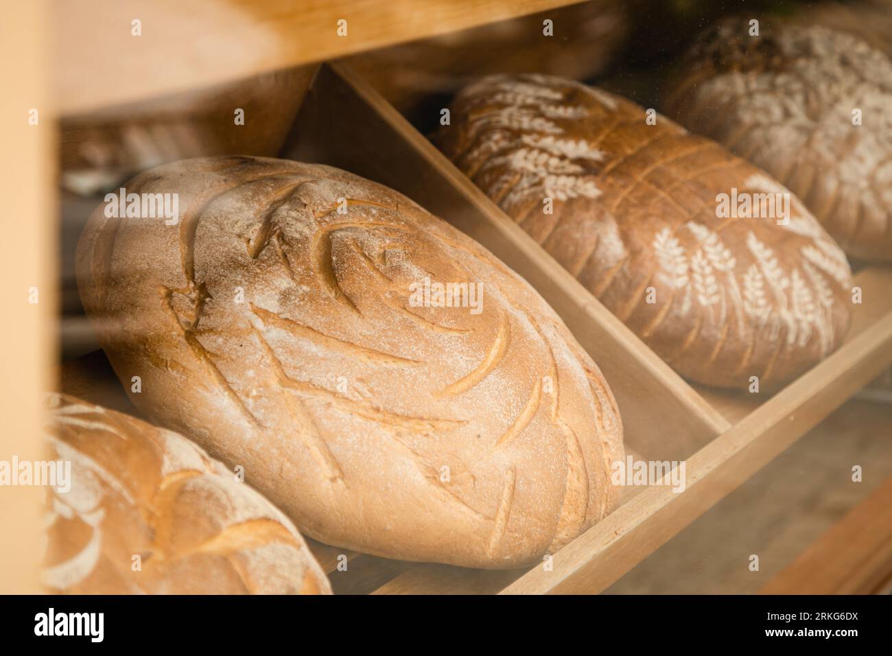 Fenêtre boulangerie avec pain frais, vue de la rue. Banque D'Images