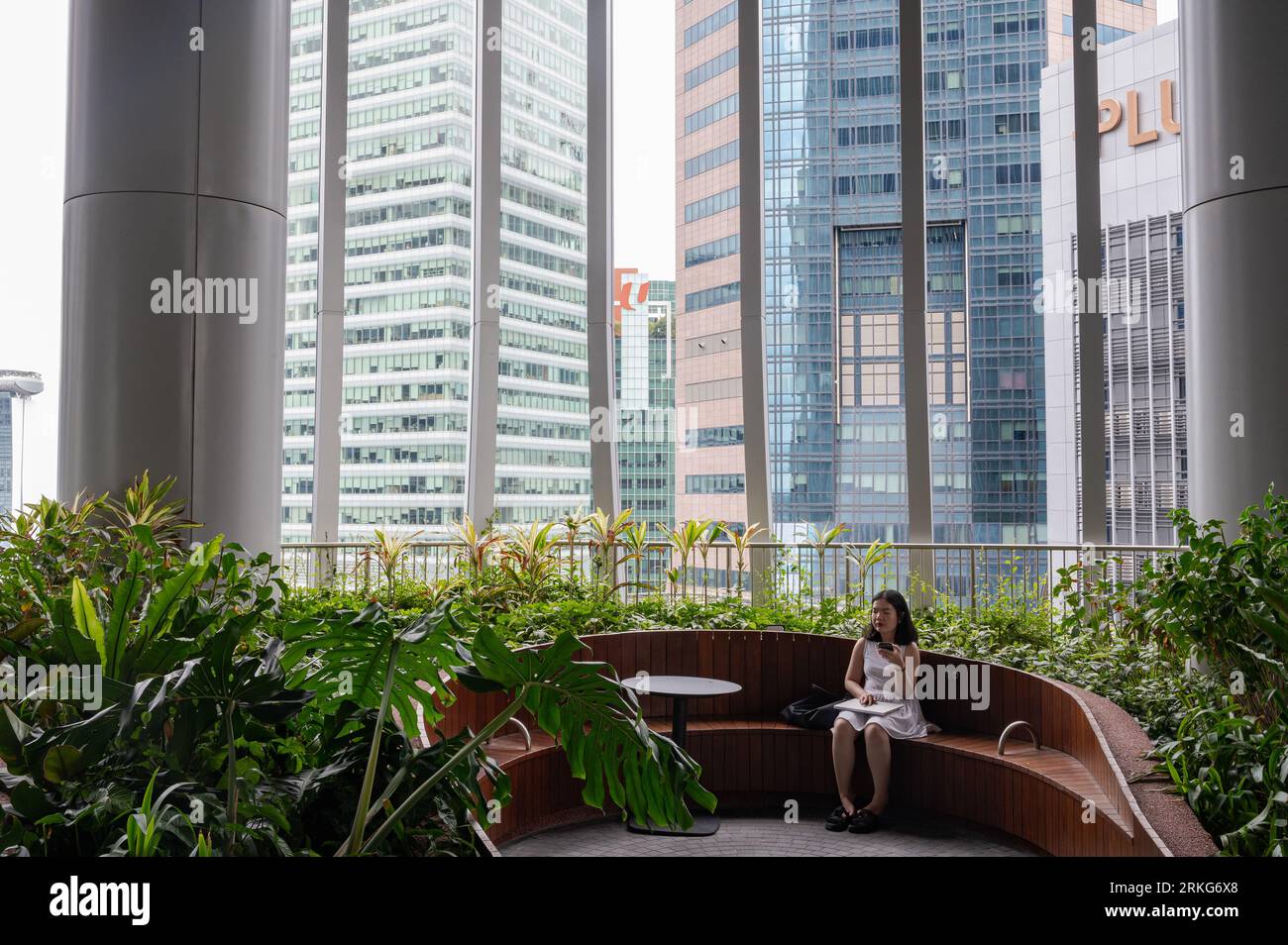 01.08.2023, Singapour, République de Singapour, Asie - Visiteur sur l'un des quatre niveaux au jardin vertical Green Oasis du nouveau gratte-ciel CapitaSpring. Banque D'Images