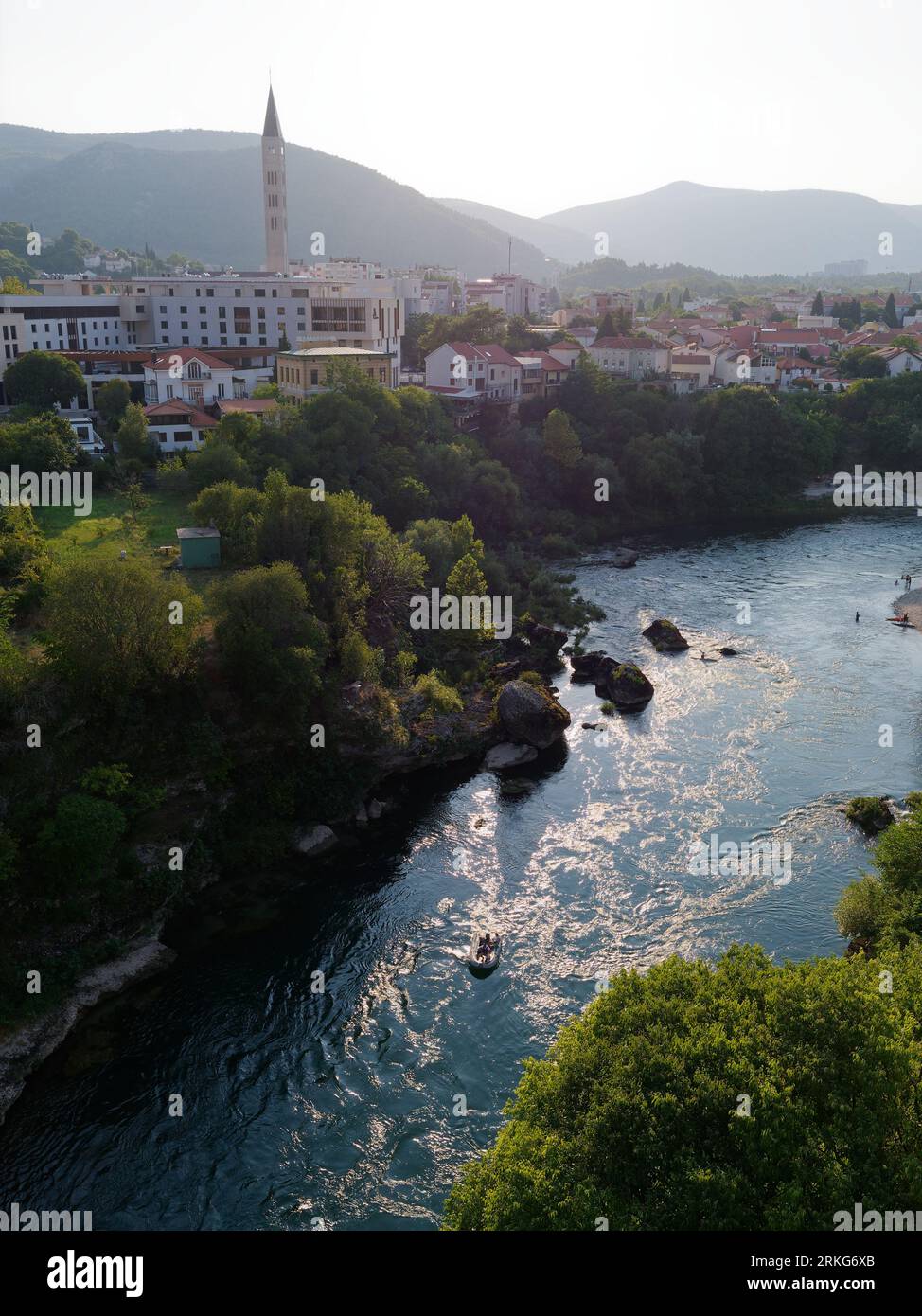 Vue surélevée d'un canot sur la rivière Neretva à Mostar, Bosnie-Herzégovine, 22 août 2023. Banque D'Images