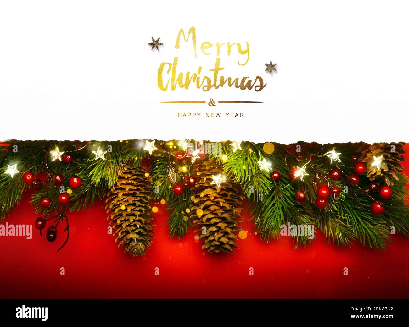 Motif banderole de Noël ou cartes de vœux. Arrière-plan Noël de lumières étincelantes guirlande, avec cadeaux de vacances et branche d'arbre de Noël Banque D'Images