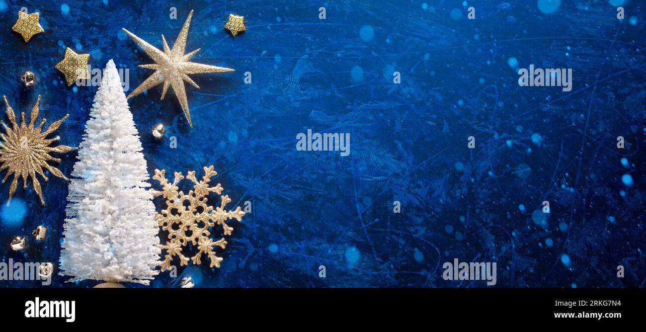 Art joyeux Noël et de bonnes vacances carte de souhaits, cadre, bannière. Nouvelle Année. Noel. Les boules de Noël sur fond bleu vue d'en haut. Hiver noël holi Banque D'Images