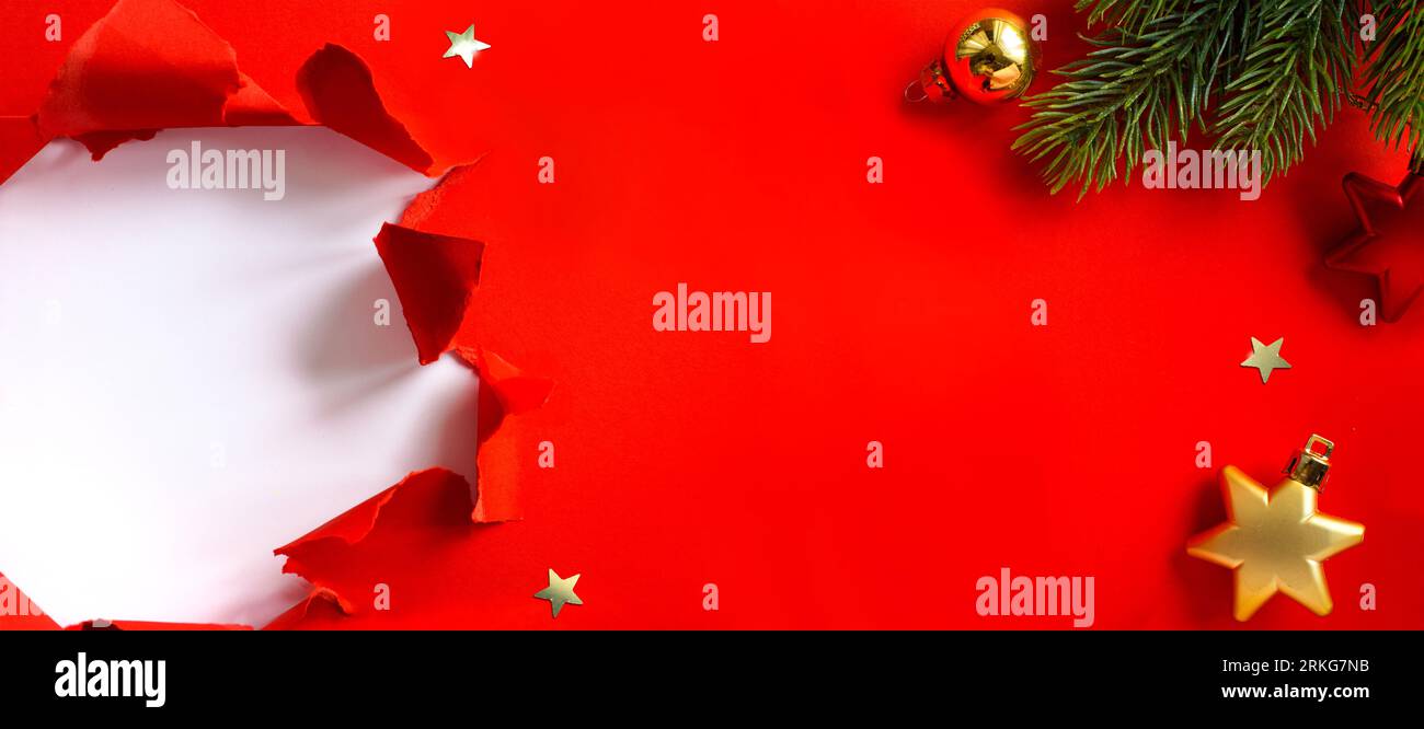 Conception de bannière de vacances de Noël. Branche d'arbre de Noël décorée boules de couleur dorée et étoiles sur fond rouge. Maquette de carte de voeux de Noël large, tête Banque D'Images