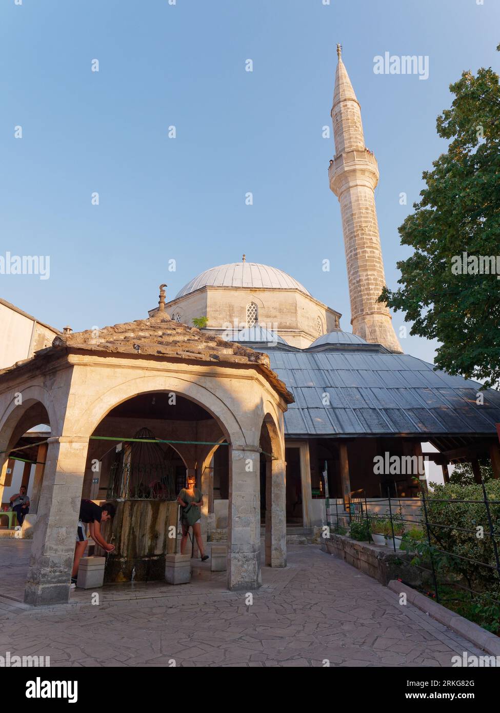 Extérieur de la mosquée Koski Mehmed Pacha dans la ville de Mostar un soir d'été, Bosnie-Herzégovine, 22 août 2023. Banque D'Images