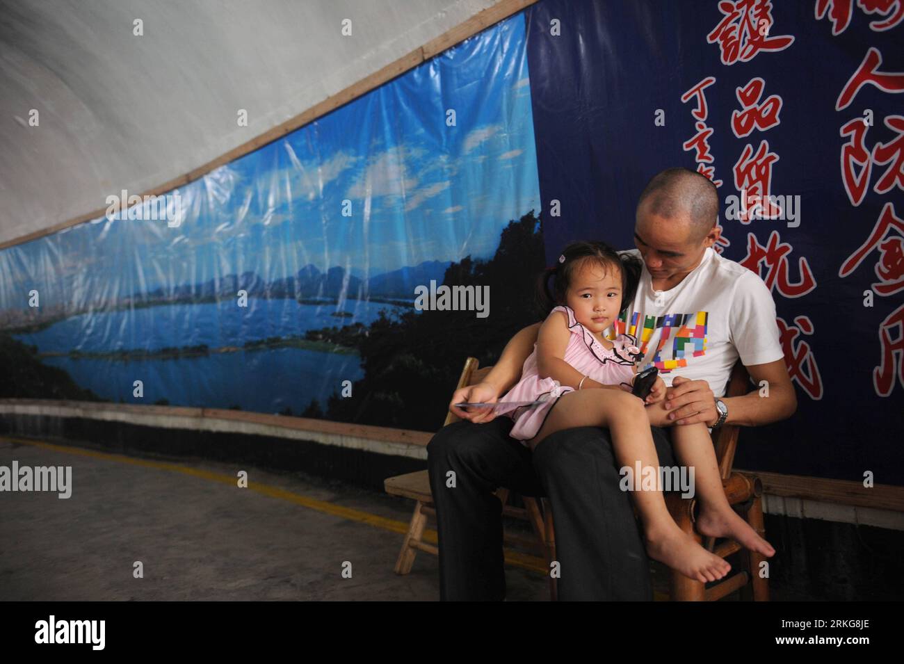 Bildnummer : 55565285 Datum : 02.07.2011 Copyright : imago/Xinhua (110702) -- HANGZHOU, 2 juillet 2011 (Xinhua) -- les résidents locaux séjournent dans un abri anti-aérien pour échapper à la chaleur estivale à Hangzhou, capitale de la province du Zhejiang de l'est de la Chine, 2 juillet 2011. Dix abris aériens dispersés dans la ville, avec une superficie totale de 5 380 mètres carrés, ont été ouverts au public pour profiter de la fraîcheur depuis vendredi. (Xinhua/Han Chuanhao) (zn) CHINA-HANGZHOU-BOMB SHELTER-OPEN-COOL JOUING (CN) PUBLICATIONxNOTxINxCHN Gesellschaft Wetter Hitze Luftschutzkeller Bunker Luftschutzbunker abkühlen Hitzeschutz xda x0x 2 Banque D'Images