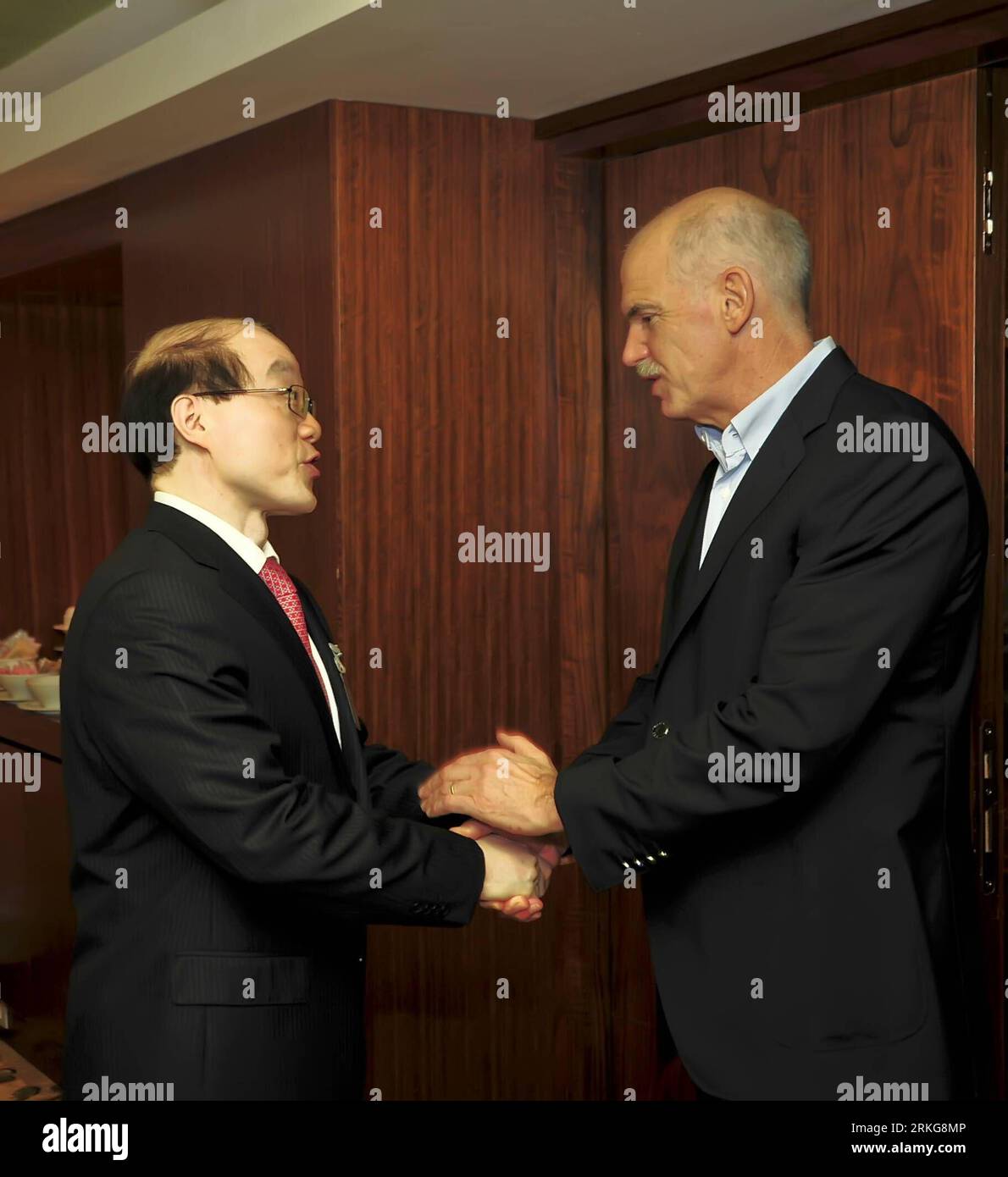 Bildnummer : 55565316 Datum : 01.07.2011 Copyright : imago/Xinhua (110702) -- ATHÈNES, 2 juillet 2011 (Xinhua) -- George Papandreou (R), Premier ministre grec et également président de l'internationale socialiste (si), serre la main de Liu Jieyi, vice-ministre du Département international du Comité central du Parti communiste chinois (PCC) et chef de la délégation chinoise à la réunion du si, lors de la réunion du Conseil du si à Athènes, Grèce, le 1 juillet 2011. Environ 300 représentants du monde entier, allant de hauts fonctionnaires gouvernementaux à de jeunes blogueurs, ont assisté à la réunion. (Xinhu/Che Banque D'Images