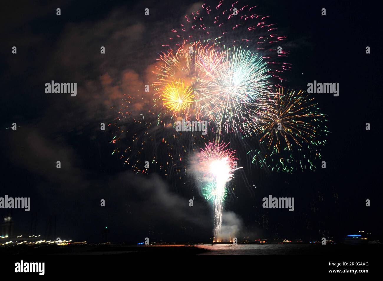 Bildnummer : 55571564 Datum : 04.07.2011 Copyright : imago/Xinhua (110705) -- CHICAGO, 5 juillet 2011 (Xinhua) -- des feux d'artifice éclairent le ciel au-dessus du quai de la Marine à Chicago, le 4 juillet 2011, pour célébrer le jour de l'indépendance des États-Unis. (Xinhua/Jiang Xintong) US-INDEPENDENCE DAY-CELEBRATION PUBLICATIONxNOTxINxCHN Gesellschaft USA Unabhängigkeitstag Nationalfeiertag nachts Feuerwerk x0x xst premiumd Highlight 2011 quer Bildnummer 55571564 Date 04 07 2011 Copyright Imago XINHUA Chicago juillet 5 2011 XINHUA feux d'artifice illuminent le ciel au-dessus de la Navy Pier à Chicago juillet 4 2011 pour célébrer T. Banque D'Images