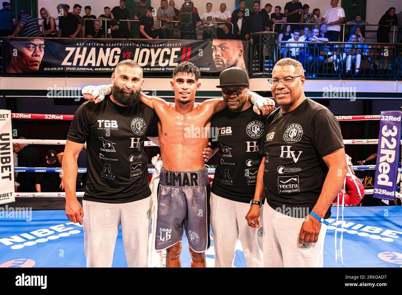 LONDRES, ROYAUME-UNI. 18 août 2023. Umar Khan vs Kevin Trana - Concours international de poids plume pendant la nuit de combat McCann vs Baluta à York Hall Banque D'Images