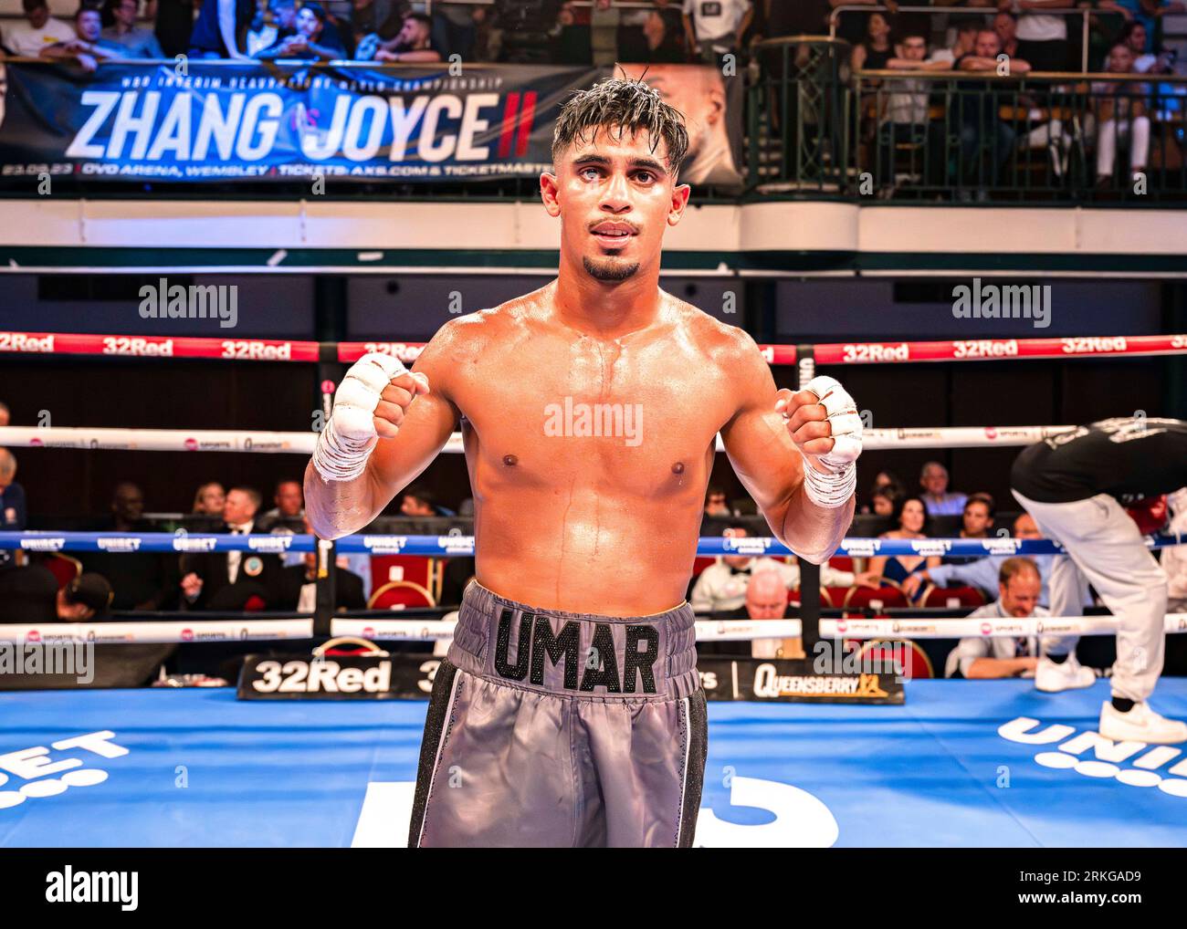 LONDRES, ROYAUME-UNI. 18 août 2023. Umar Khan vs Kevin Trana - Concours international de poids plume pendant la nuit de combat McCann vs Baluta à York Hall Banque D'Images