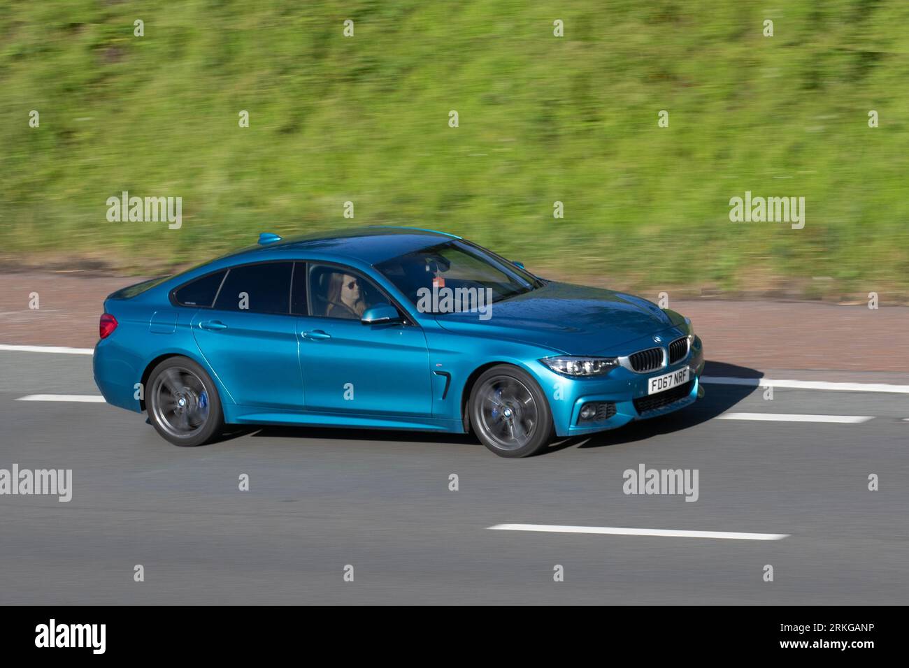 2017 BMW 420D Gran coupe M Sport Auto190 étape Auto Start / Stop Bleu voiture Hatchback Diesel 1995 cc voyageant à grande vitesse sur l'autoroute M6 dans le Grand Manchester, Royaume-Uni Banque D'Images