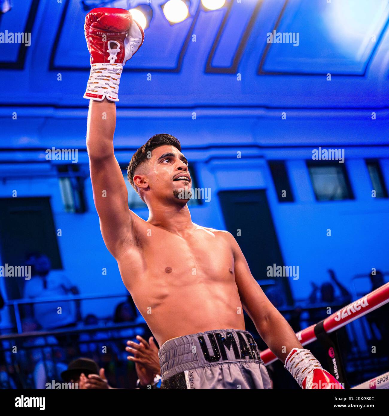 LONDRES, ROYAUME-UNI. 18 août 2023. Umar Khan vs Kevin Trana - Concours international de poids plume pendant la nuit de combat McCann vs Baluta à York Hall Banque D'Images