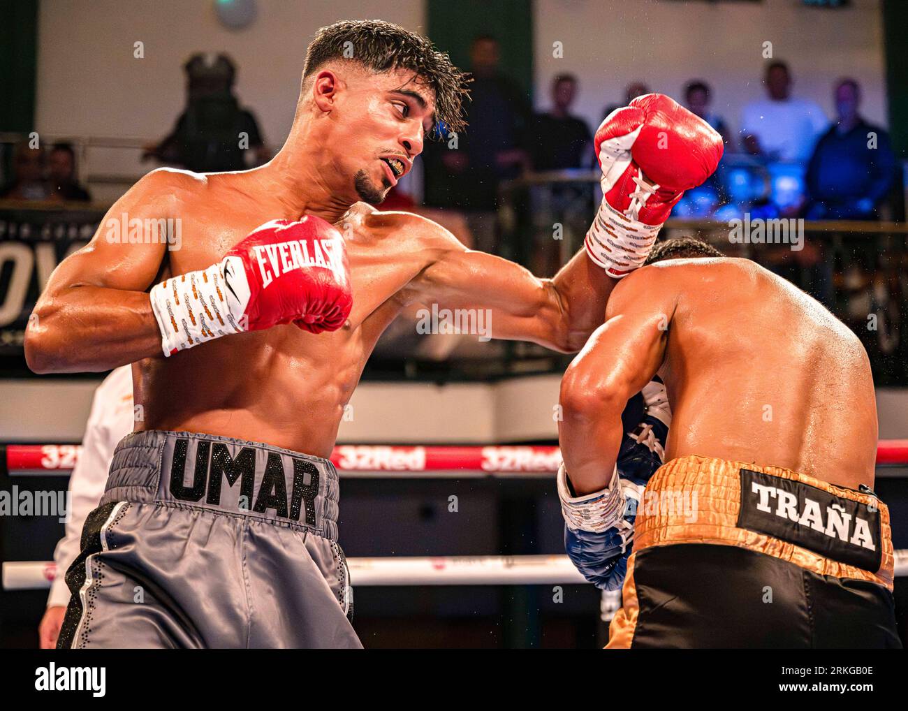 LONDRES, ROYAUME-UNI. 18 août 2023. Umar Khan vs Kevin Trana - Concours international de poids plume pendant la nuit de combat McCann vs Baluta à York Hall Banque D'Images