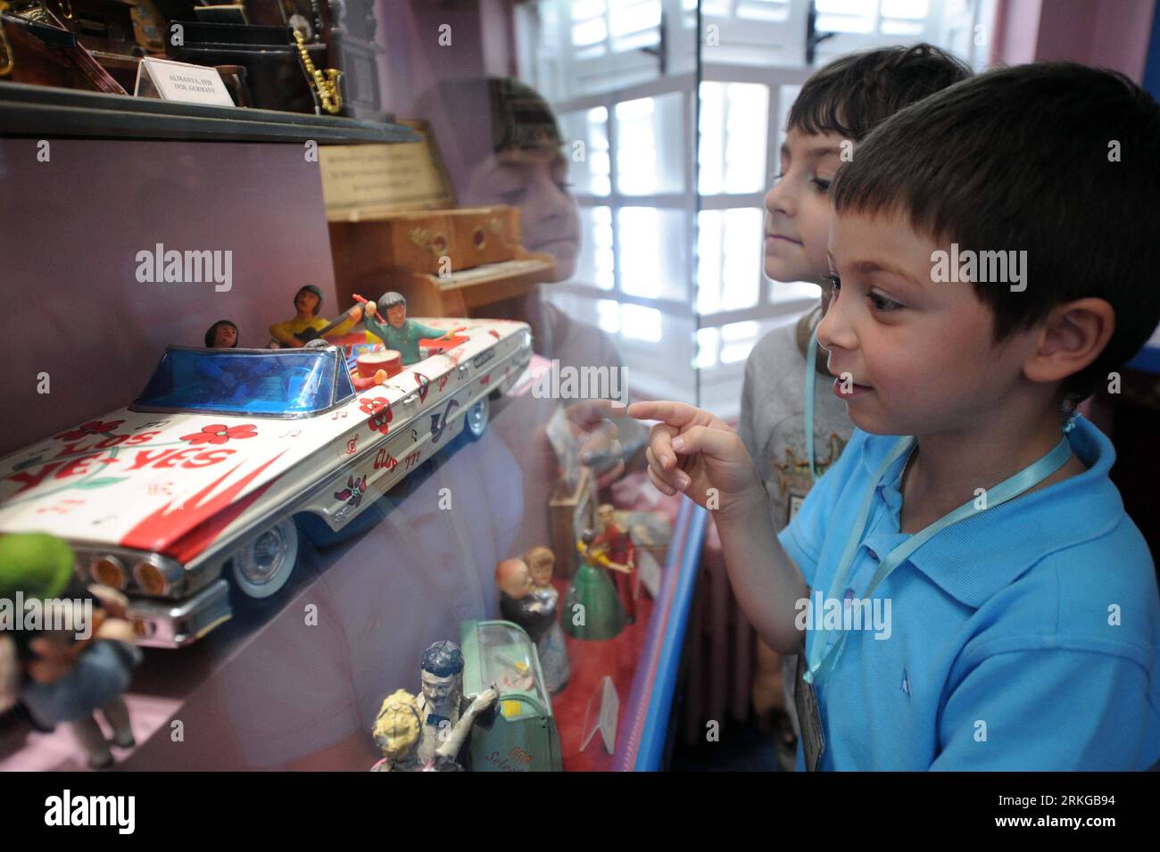 Bildnummer : 55575058 Datum : 06.07.2011 Copyright : imago/Xinhua (110706) -- ISTANBUL, 6 juillet 2011 (Xinhua) -- les enfants regardent les collections de jouets au Musée du jouet d'Istanbul, Turquie, 6 juillet 2011. Le musée du jouet d'Istanbul, fondé par l'écrivain turc Sunay Akin en 2005, possède une collection de près de 10 000 jouets du monde entier, attirant un grand nombre de visiteurs chaque année. (Xinhua/Ma Yan) (wjd) TURKEY-ISTANBUL-TOY-MUSEUM PUBLICATIONxNOTxINxCHN Gesellschaft Spielzeug Museum Spielzeugmuseum Kinder xdf x0x 2011 quer Bildnummer 55575058 Date 06 07 2011 Copyright Imago XINHUA Istanbul Banque D'Images