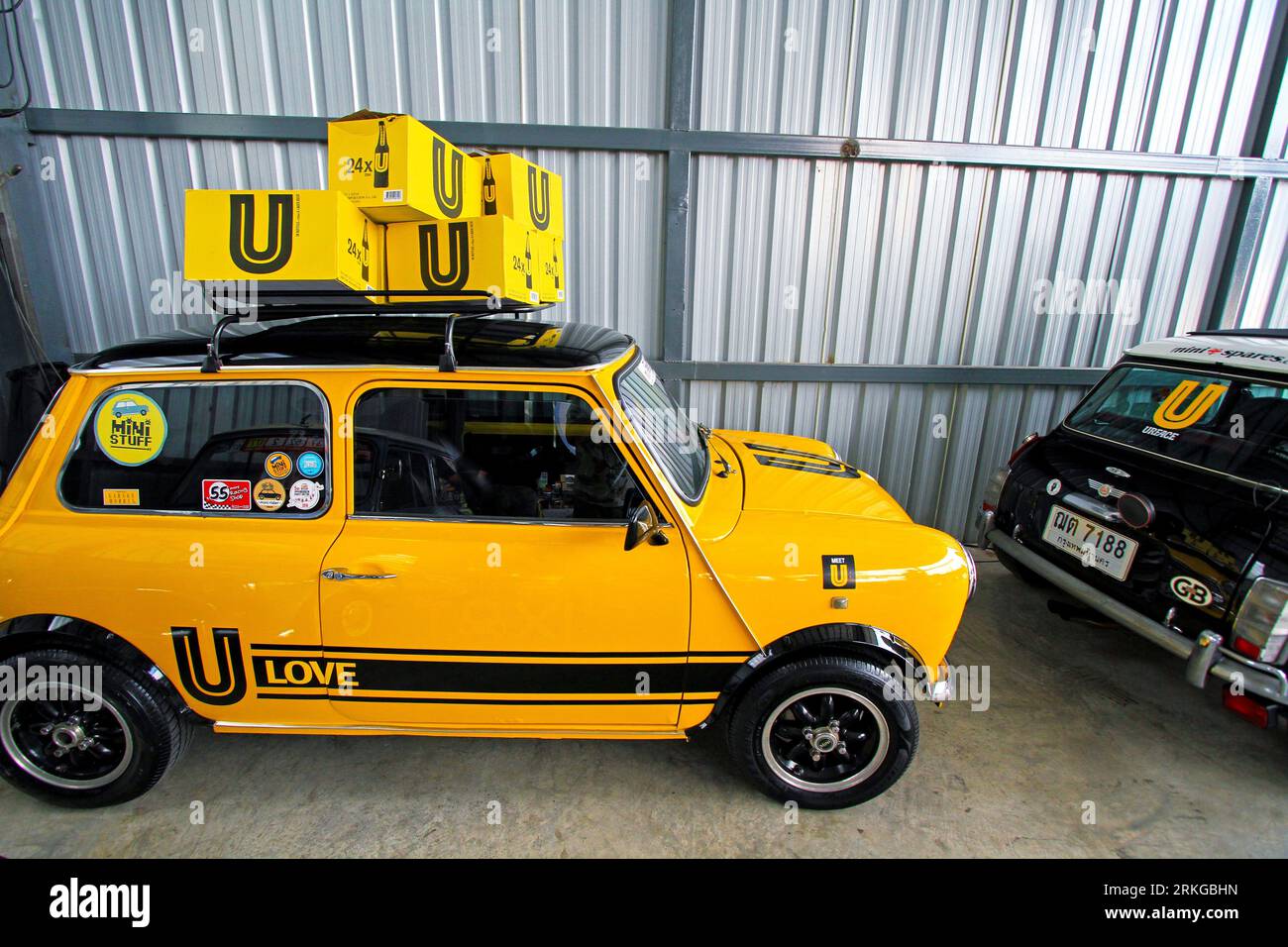 Une voiture Mini Austin jaune classique est représentée garée dans un ...
