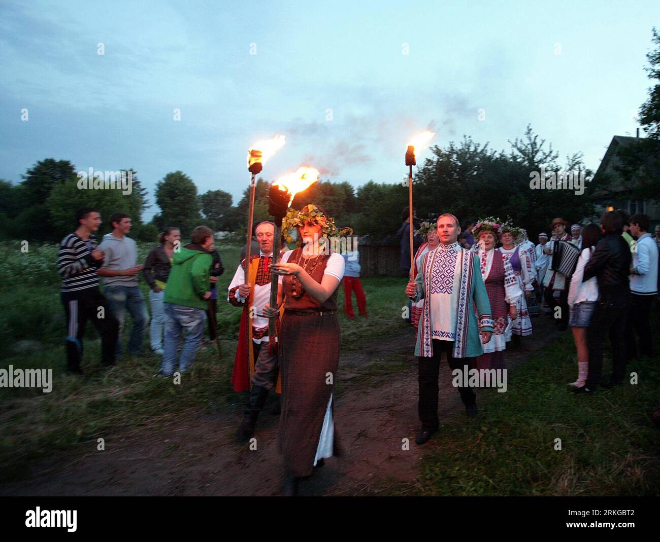 Bildnummer : 55576577 Datum : 06.07.2011 Copyright : imago/Xinhua (110707) -- MINSK, 7 juillet 2011 (Xinhua) -- les Bélarussiens tiennent firebrand lors de la Journée Ivan Kupala à Minsk, Biélorussie, le 6 juillet 2011. Ivana Kupala Day, relatif au solstice d'été où les nuits sont les plus courtes, est célébrée entre le 6 et le 7 juillet et la soirée précédente avec des rites païens liés au rôle de l'eau dans la vie des humains.(Xinhua) (cl) BELARUS-IVAN KUPALA DAY-CELEBRATION PUBLICATIONxNOTxINxCHN Gesellschaft Iwan Kupala Tag Sommersonnenwende Mittsommer traditionnelle Feste Land Leute première umd xbs x0x 2011 quer Banque D'Images
