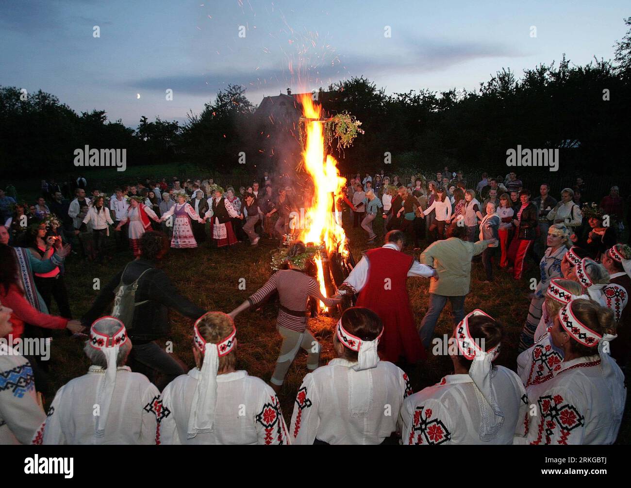 Bildnummer : 55576575 Datum : 06.07.2011 Copyright : imago/Xinhua (110707) -- MINSK, 7 juillet 2011 (Xinhua) -- les Bélarussiens dansent lors de la Journée Ivan Kupala à Minsk, Biélorussie, le 6 juillet 2011. Ivana Kupala Day, relatif au solstice d'été où les nuits sont les plus courtes, est célébrée entre le 6 et le 7 juillet et la soirée précédente avec des rites païens liés au rôle de l'eau dans la vie humaine.(Xinhua) (cl) BELARUS-IVAN KUPALA DAY-CELEBRATION PUBLICATIONxNOTxINxCHN Gesellschaft Iwan Kupala Tag Sommersonnenwende Mittsommer traditionnelle Feste Land Leute Premiumd xbs x0x 2011 quer Bildnu Banque D'Images