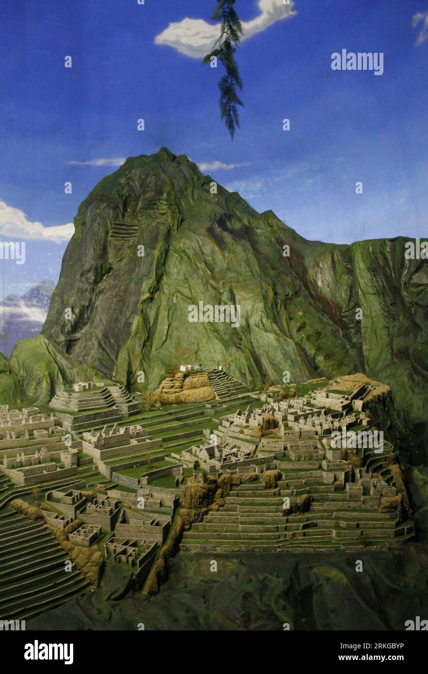 Bildnummer : 55577337 Datum : 07.07.2011 Copyright : imago/Xinhua (110708) -- LIMA, 8 juillet 2011 (Xinhua) -- la photo prise le 7 juillet 2011 montre une vue partielle d'une réplique à l'échelle, 90 pour cent similaire à la ville inca de Machu Picchu , présentée pour la célébration du centenaire de sa découverte, à Lima, capitale du Pérou. Machu Picchu, la Cité perdue des Incas , a été élue parmi les 7 nouvelles merveilles du monde en juillet 2007. (Xinhua/Luis Camacho) (lxz) PÉROU-LIMA-CULTURE-RÉPLIQUE DE MACHU PICCHU PUBLICATIONxNOTxINxCHN Gesellschaft Feierlichkeiten Entdeckung Inka Modell Miniaturmodell Objekte premiumd Banque D'Images