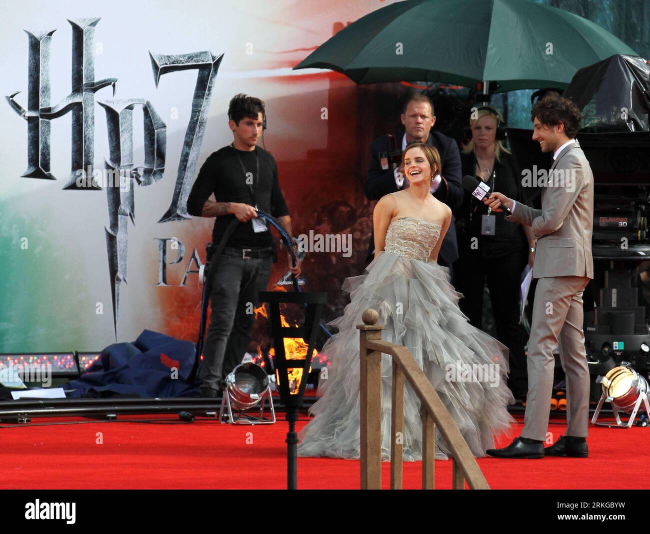 Bildnummer : 55577334 Datum : 07.07.2011 Copyright : imago/Xinhua (110707) -- LONDRES, 7 juillet 2011 (Xinhua) -- l'actrice Emma Watson est interviewée lors de la première mondiale de Harry Potter et les reliques de la mort : part 2, le dernier film de la série, à Trafalgar Square à Londres, en Grande-Bretagne, le 7 juillet 2011. (Xinhua/Yang Xiaohan) UK-LONDON-HARRY POTTER-PREMIER PUBLICATIONxNOTxINxCHN Entertainment People film Premiere Filmpremiere und die Heiligtümer des Todes xns x0x 2011 quer premiumd Bildnummer 55577334 Date 07 07 2011 Copyright Imago XINHUA Londres juillet 7 2011 l'actrice XINHUA Emma Watson EST dans Banque D'Images